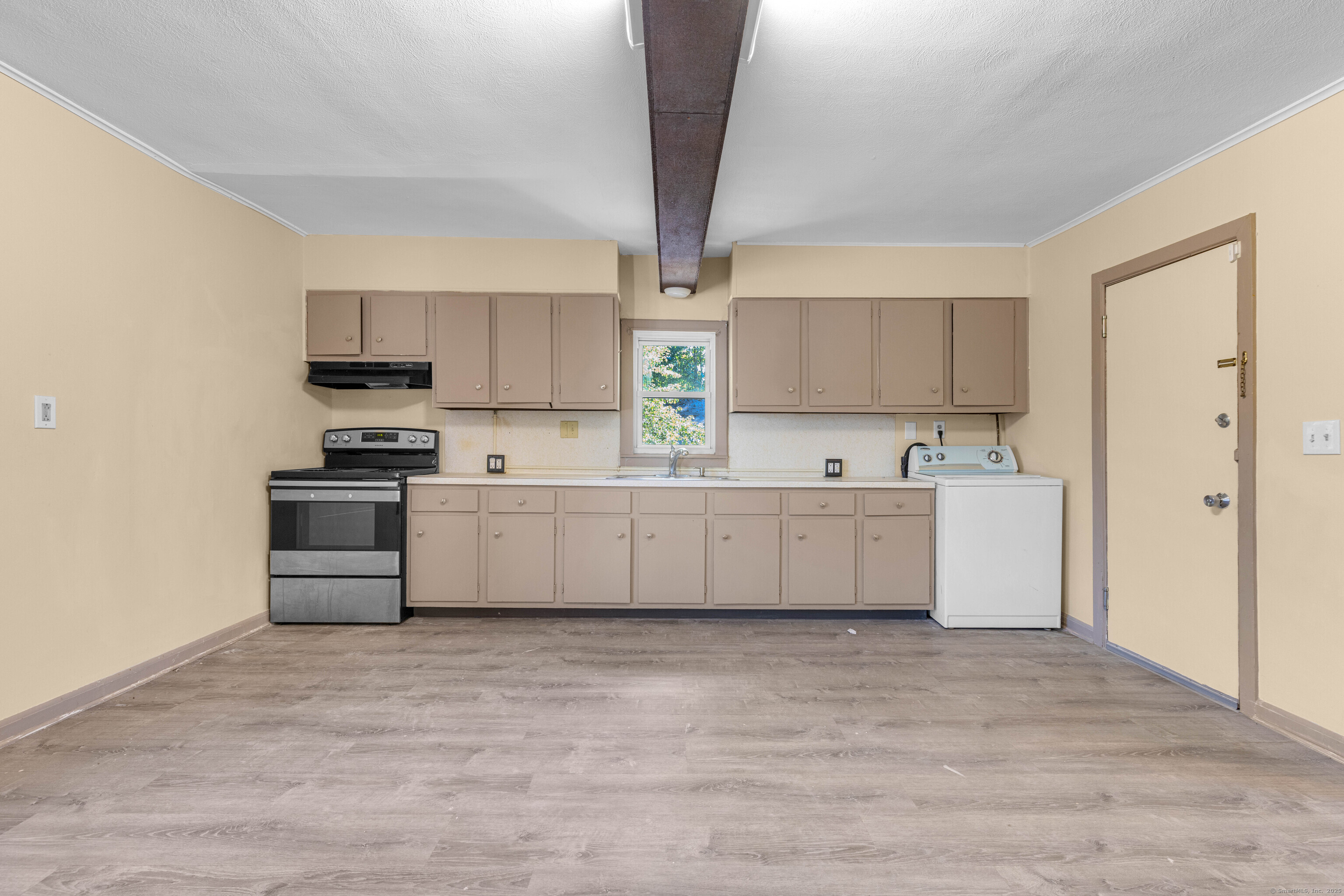 Manchester, Connecticut, 06040, United States, 8 Bedrooms Bedrooms, ,3 BathroomsBathrooms,Residential,For Sale,1957488