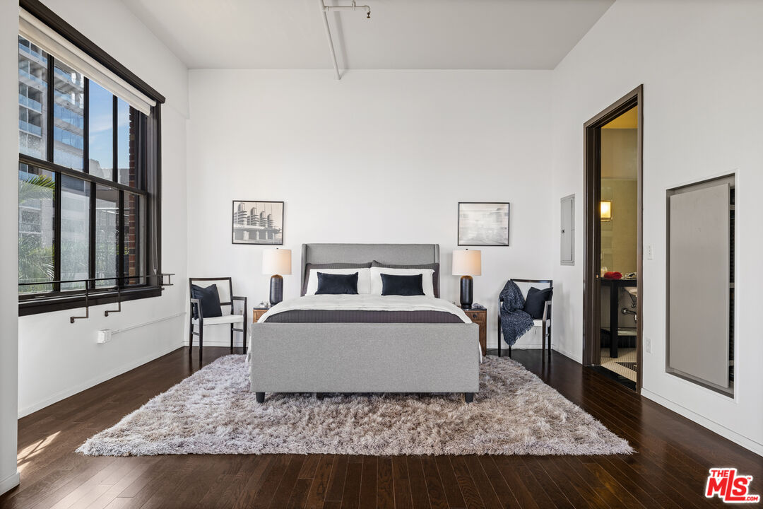Los Angeles, California, 90028, United States, 2 Bedrooms Bedrooms, ,2 BathroomsBathrooms,Residential,For Sale,1827936