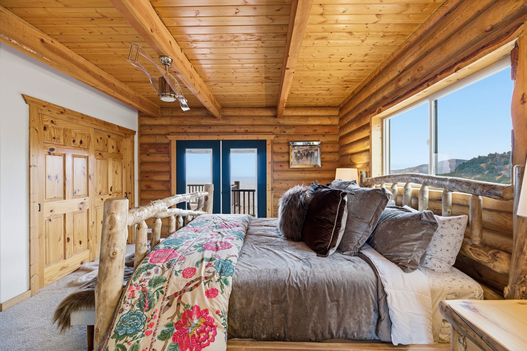  Renovated Log Cabin in Cedar Highlands with Wraparound Deck & Mountain Views - 物件實景