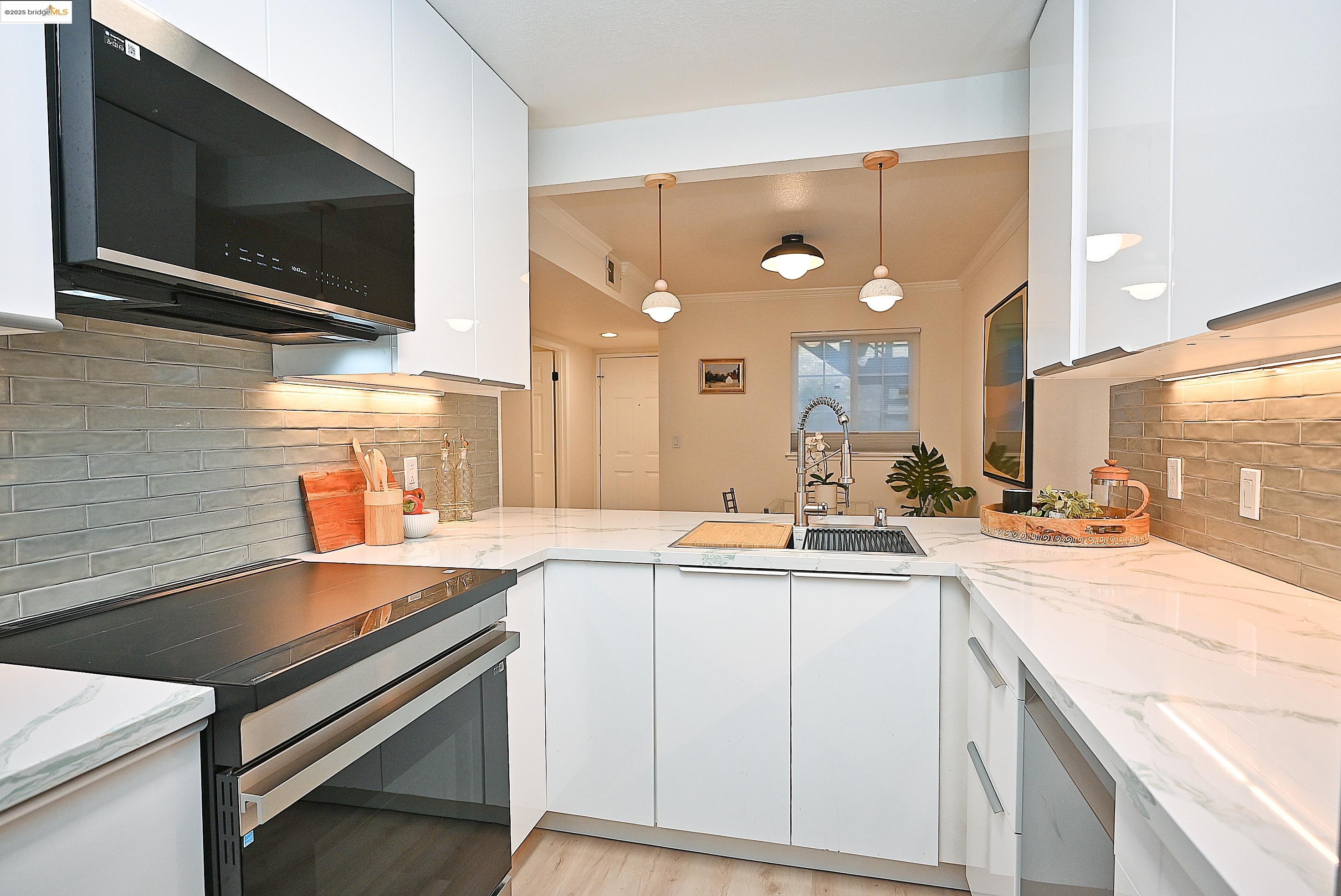 Oakland, California, 94605, United States, 2 Bedrooms Bedrooms, ,2 BathroomsBathrooms,Residential,For Sale,2000810