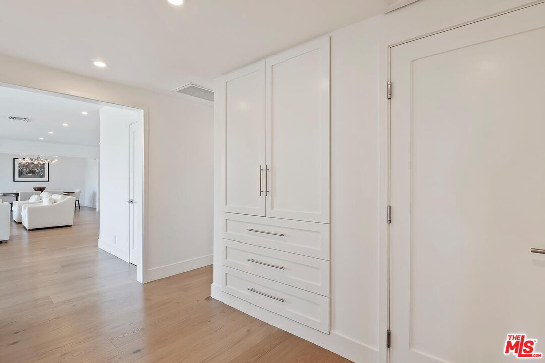 Sherman Oaks, California, 91403, United States, 3 Bedrooms Bedrooms, ,2 BathroomsBathrooms,Residential,For Sale,1940952