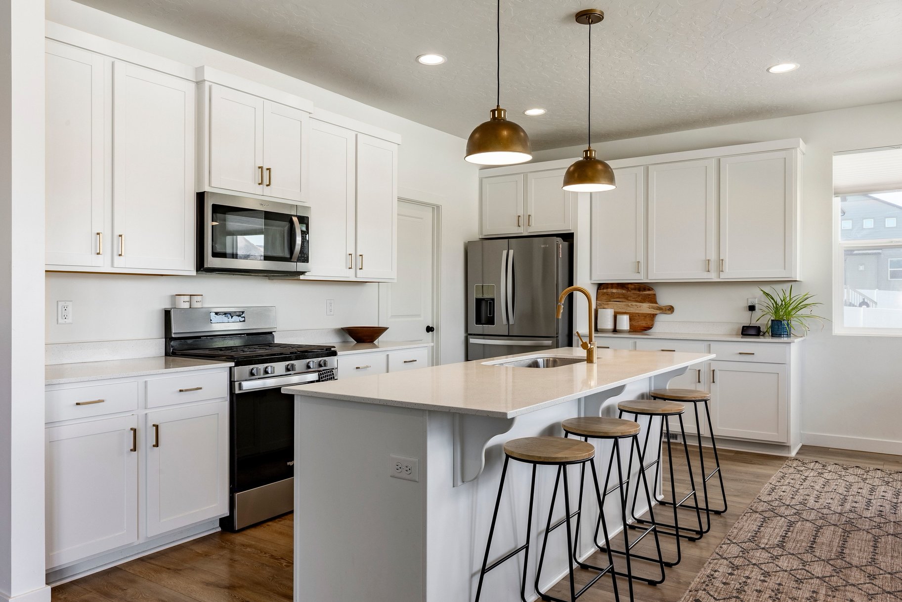  Spacious rambler with ADU. Open design and backyard made for living. - 物件實景