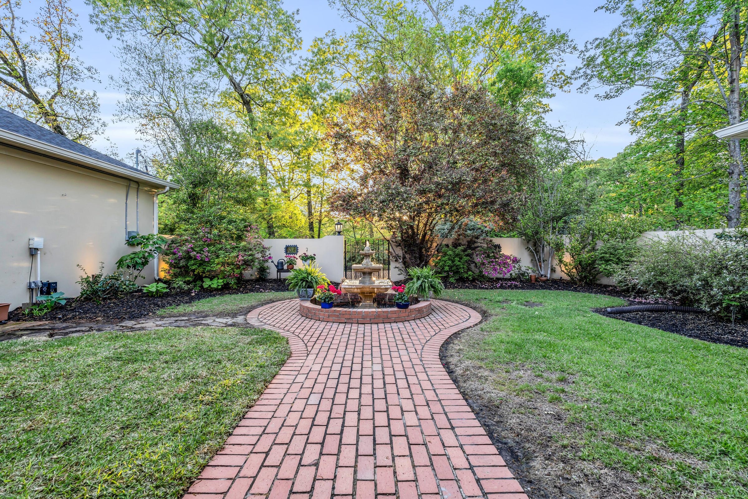 Columbus, Mississippi, 39705, United States, 4 Bedrooms Bedrooms, ,4 BathroomsBathrooms,Residential,For Sale,1976327