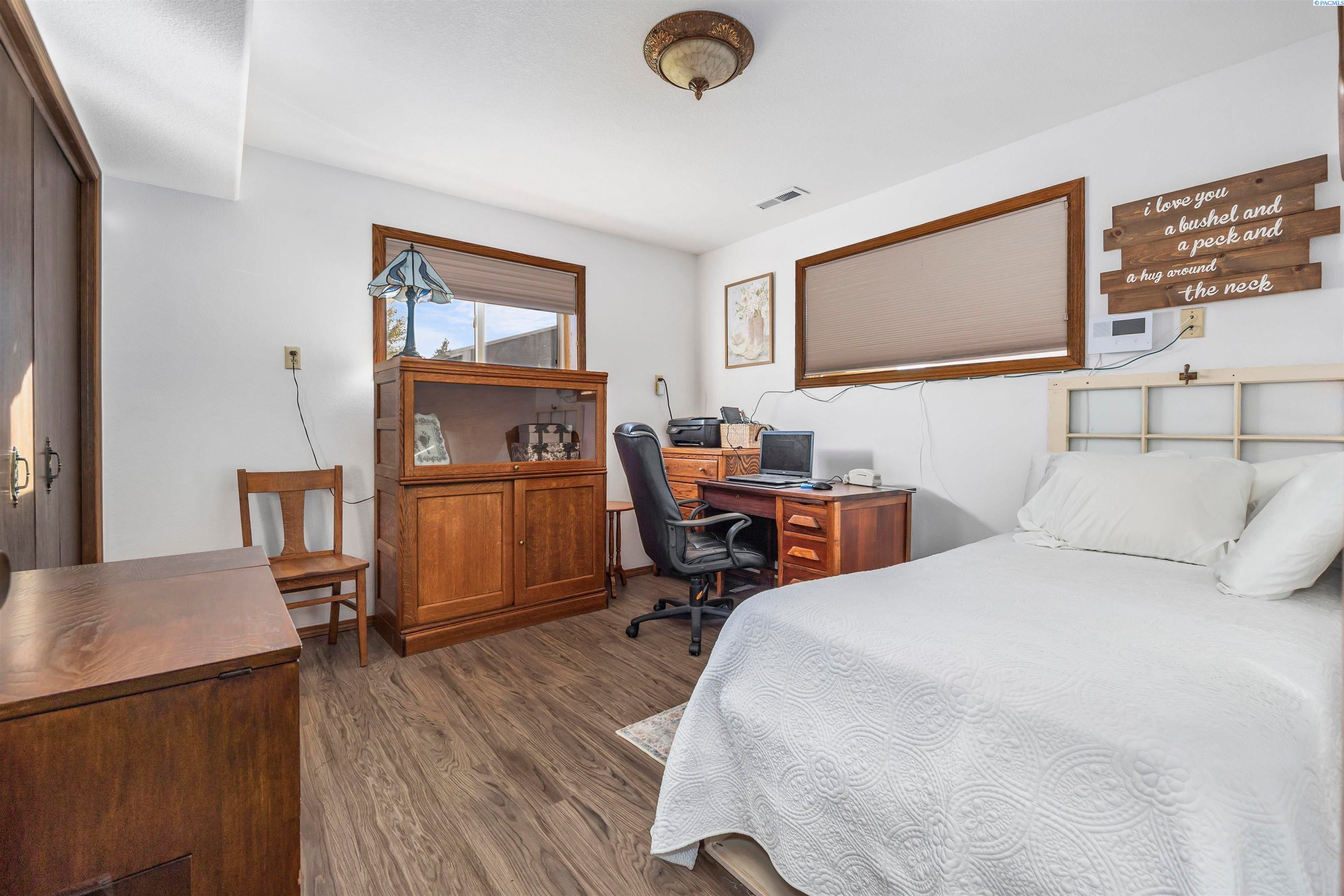 Prosser, Washington, 99350, United States, 4 Bedrooms Bedrooms, ,1 BathroomBathrooms,Residential,For Sale,1984108