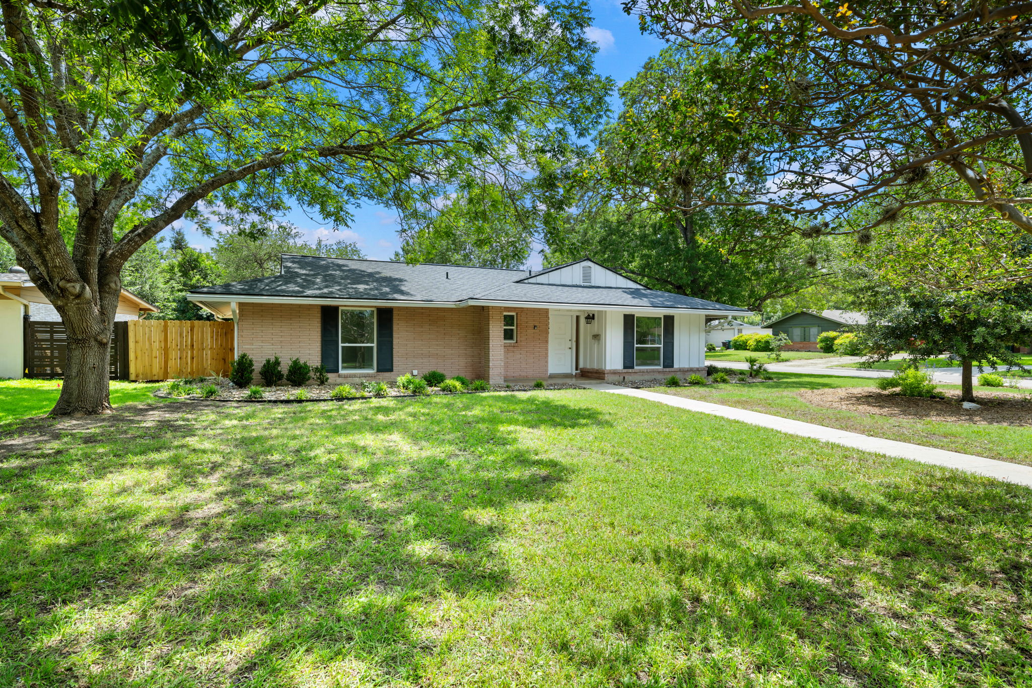  Refined Mid-Century Modern with Casita in Alamo Heights ISD - 物件實景