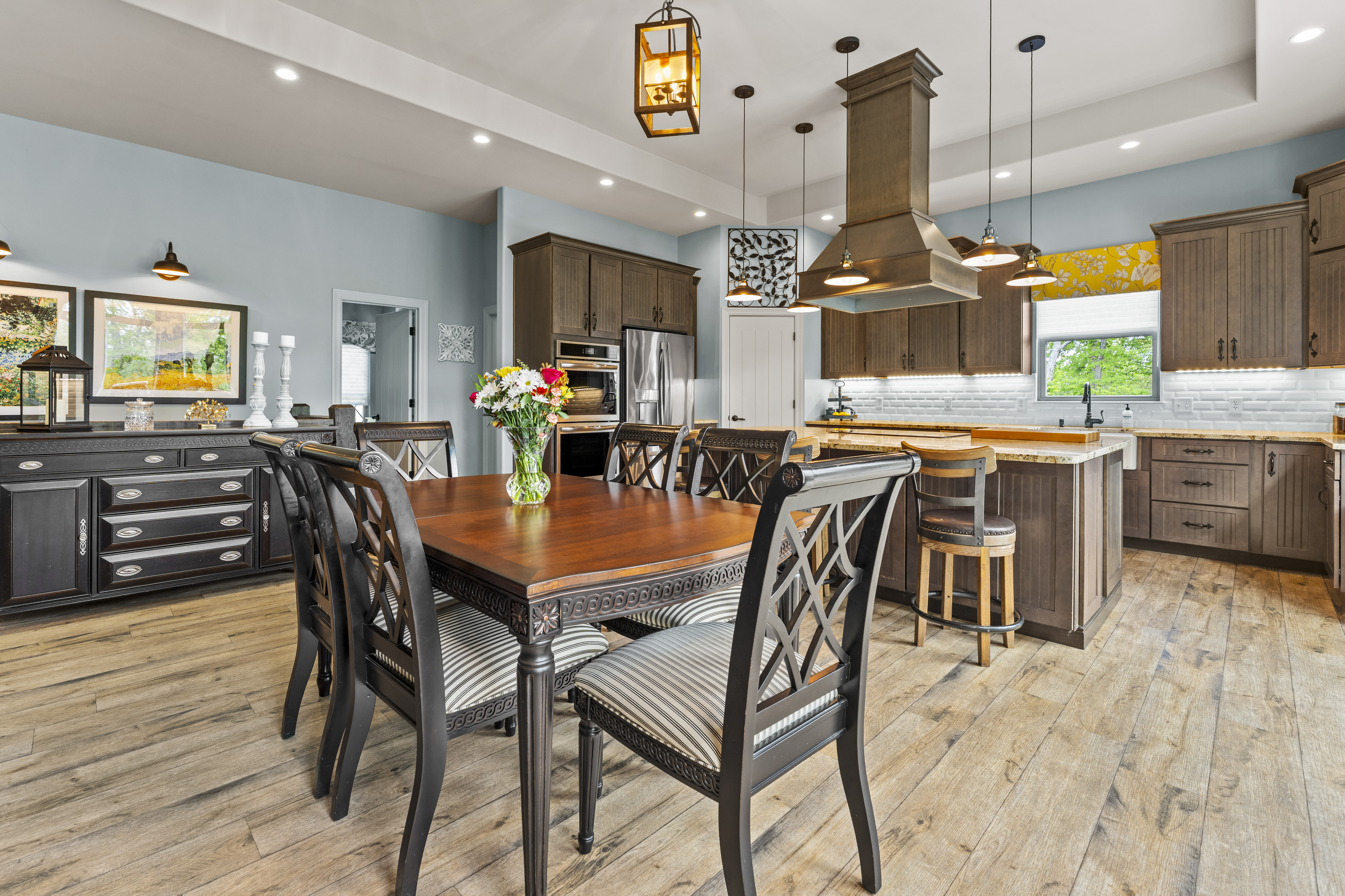 Discover unmatched luxury and versatility in this custom Craftsman-style estate - 物件實景