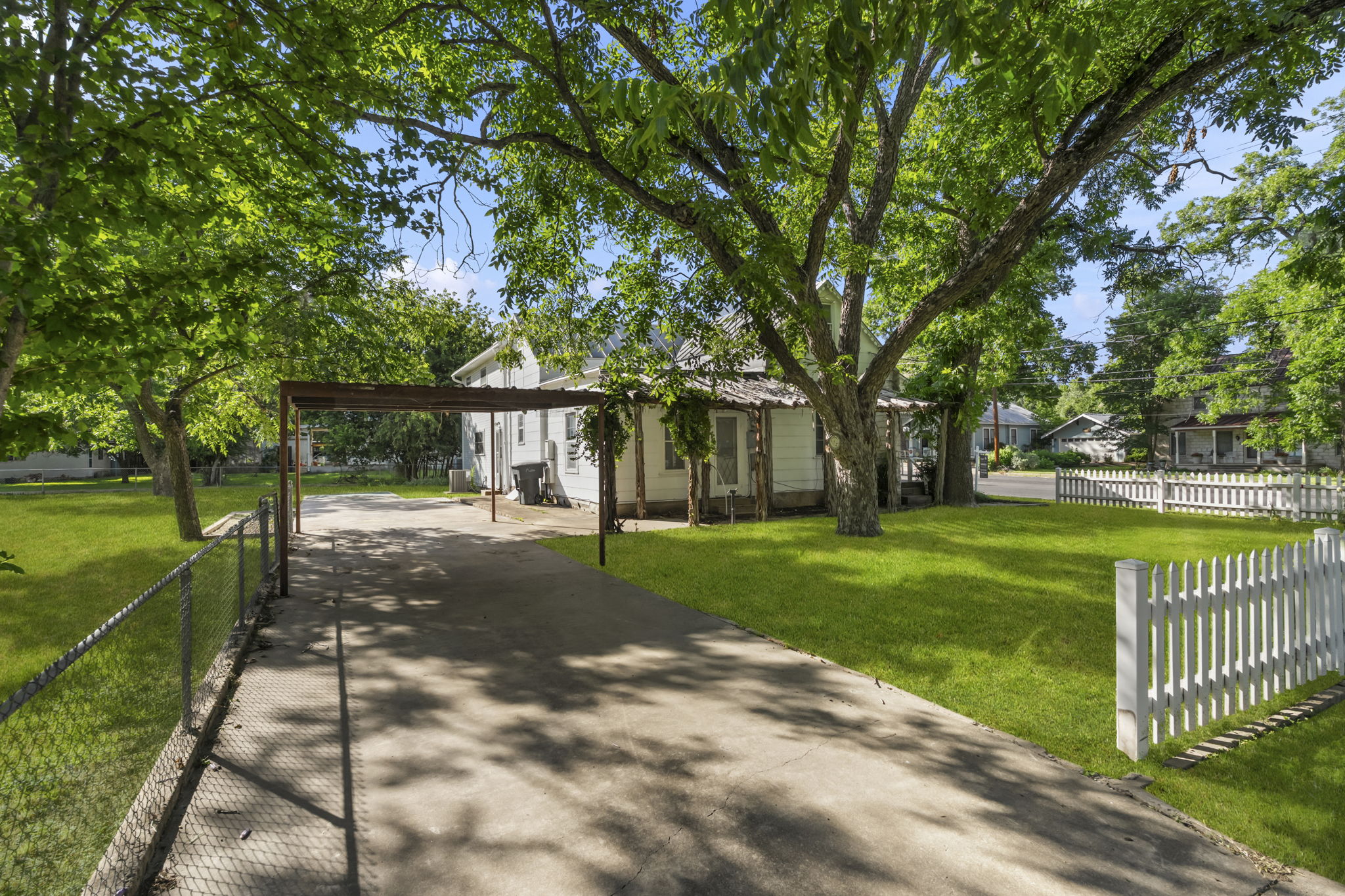  501 West Creek Street, Fredericksburg, TX 78624 - 物件實景