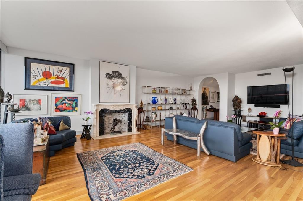 Atlanta, Georgia, 30305, United States, 2 Bedrooms Bedrooms, ,2 BathroomsBathrooms,Residential,For Sale,2002175