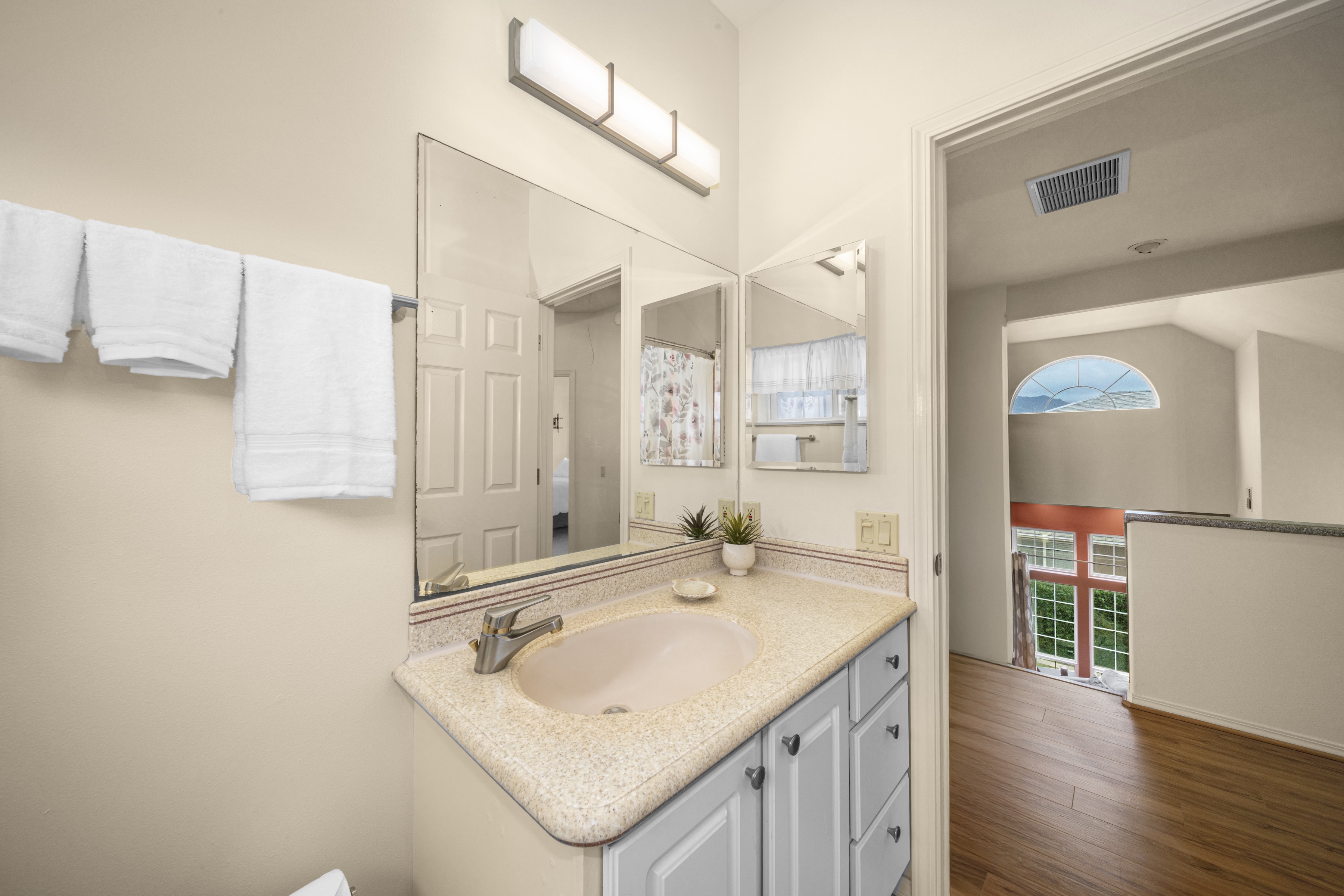  Pride of ownership explains this 4 bedroom 2.5 bath home & backyard - 物件實景