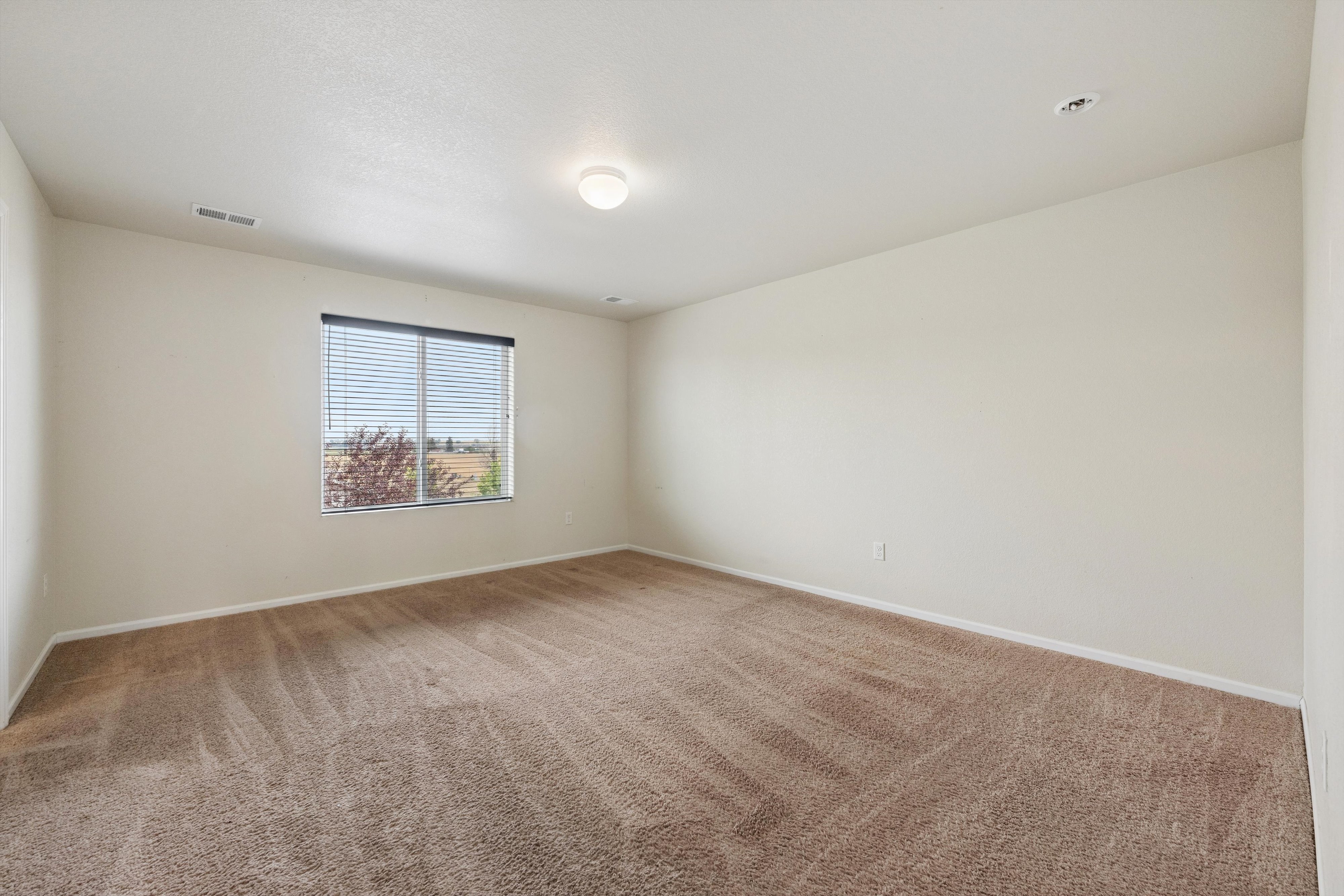  Spacious Four-Bedroom, Three-Bathroom Home - 物件實景
