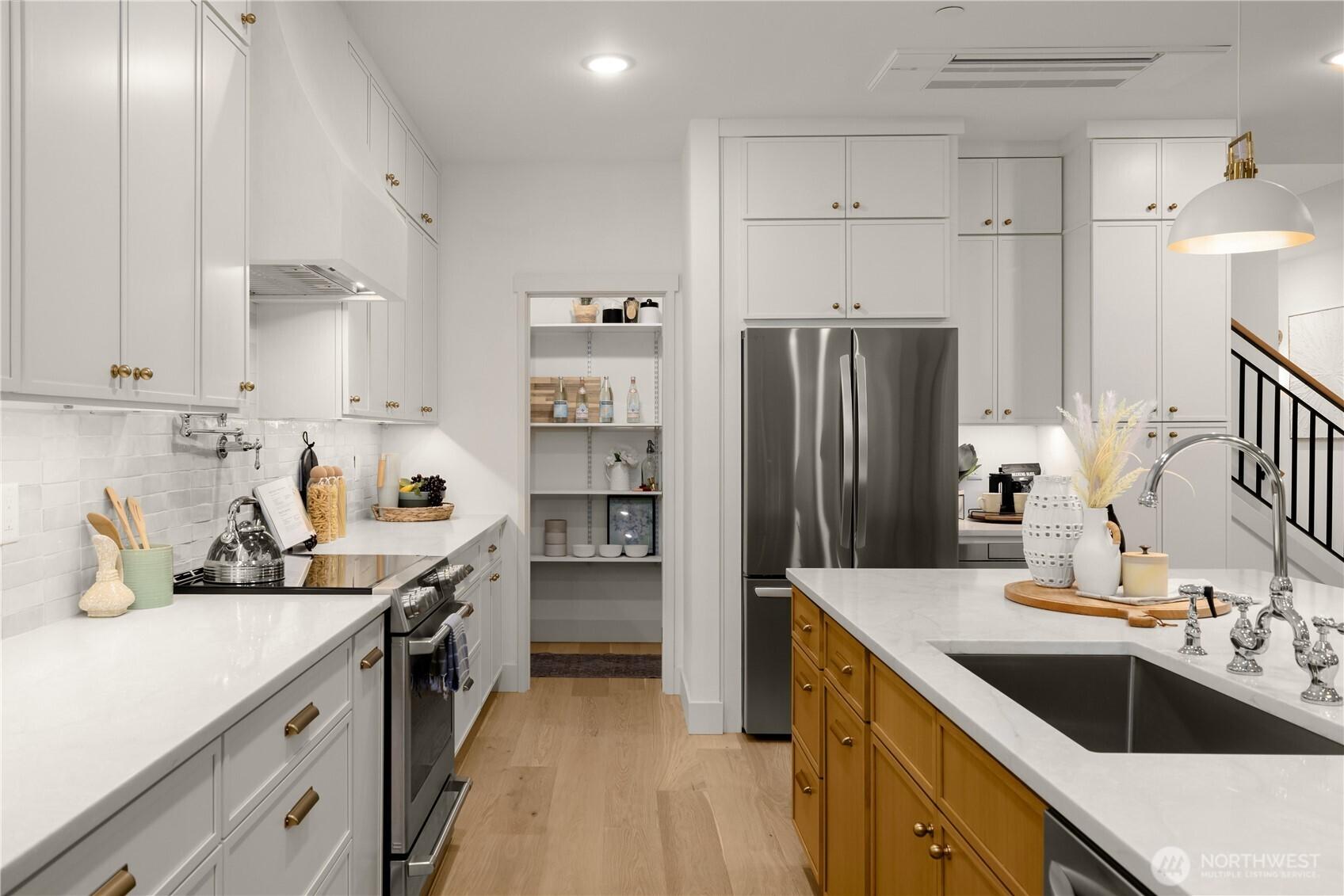 BELLEVUE, Washington, 98006, United States, 3 Bedrooms Bedrooms, ,3 BathroomsBathrooms,Residential,For Sale,1999727