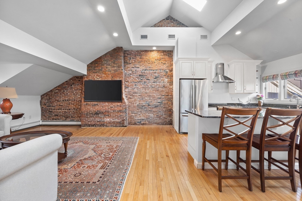 Boston, Massachusetts, 02114, United States, 3 Bedrooms Bedrooms, ,2 BathroomsBathrooms,Residential,For Sale,1981567