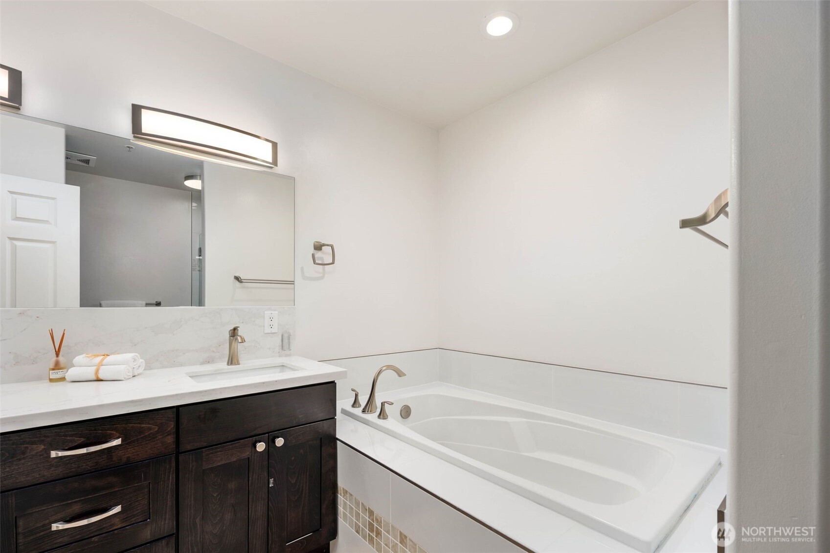 Seattle, Washington, 98116, United States, 2 Bedrooms Bedrooms, ,2 BathroomsBathrooms,Residential,For Sale,1949769