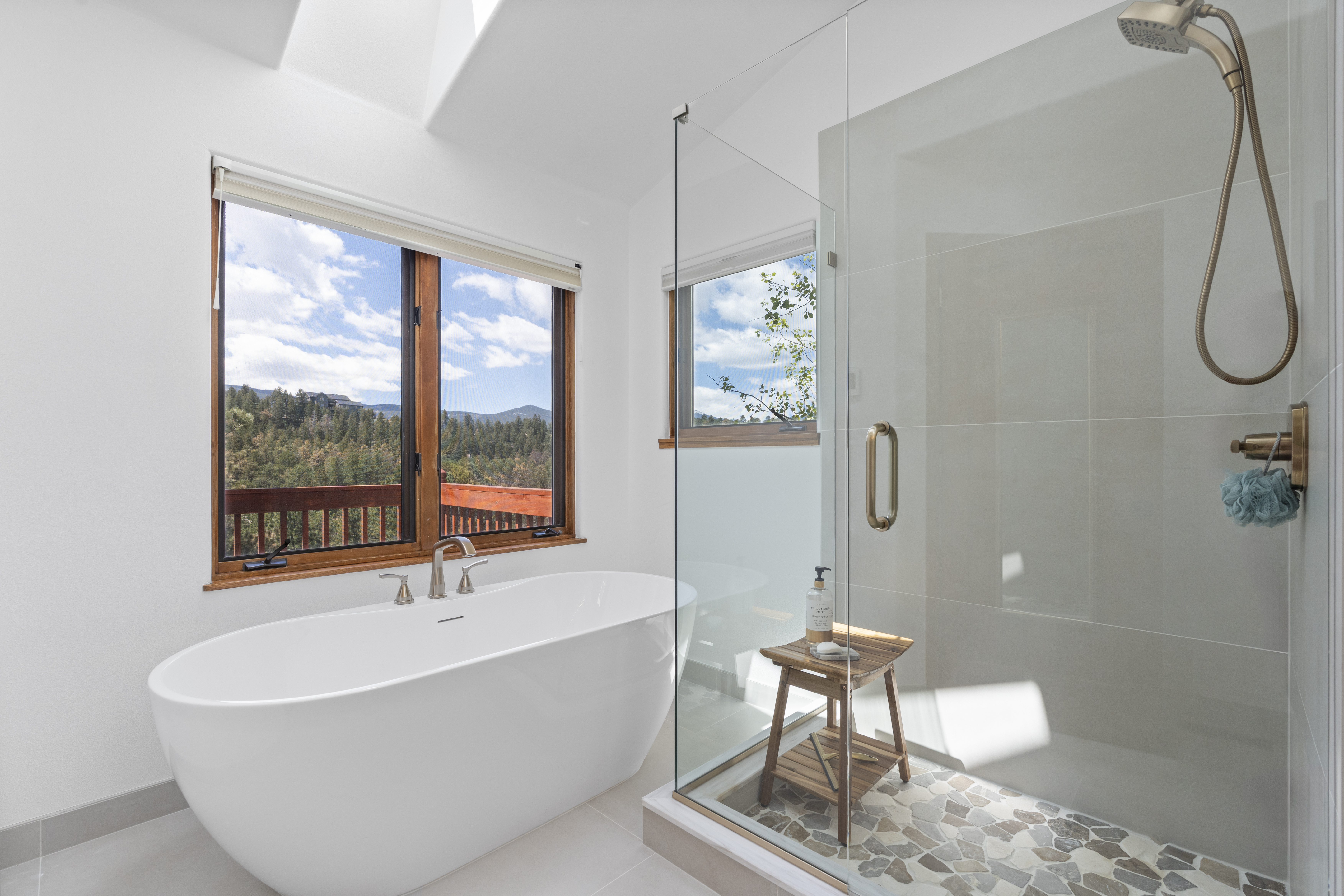  Set on 10+ private acres in the sought-after Ruby Ranch enclave - 物件實景