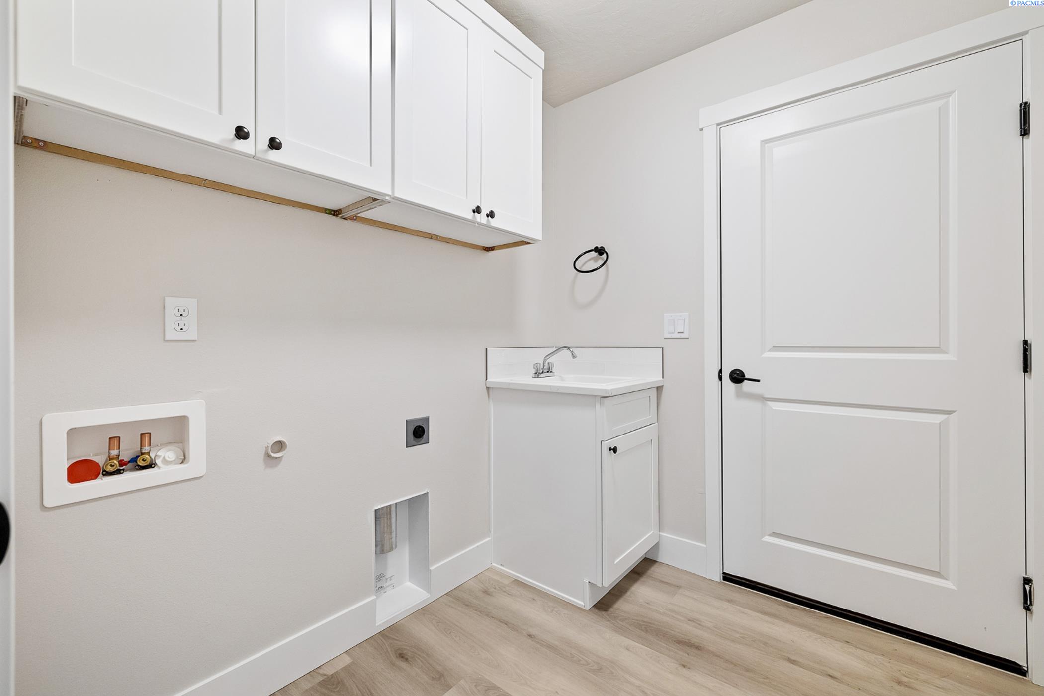 Pasco, Washington, 99301, United States, 4 Bedrooms Bedrooms, ,1 BathroomBathrooms,Residential,For Sale,1962978