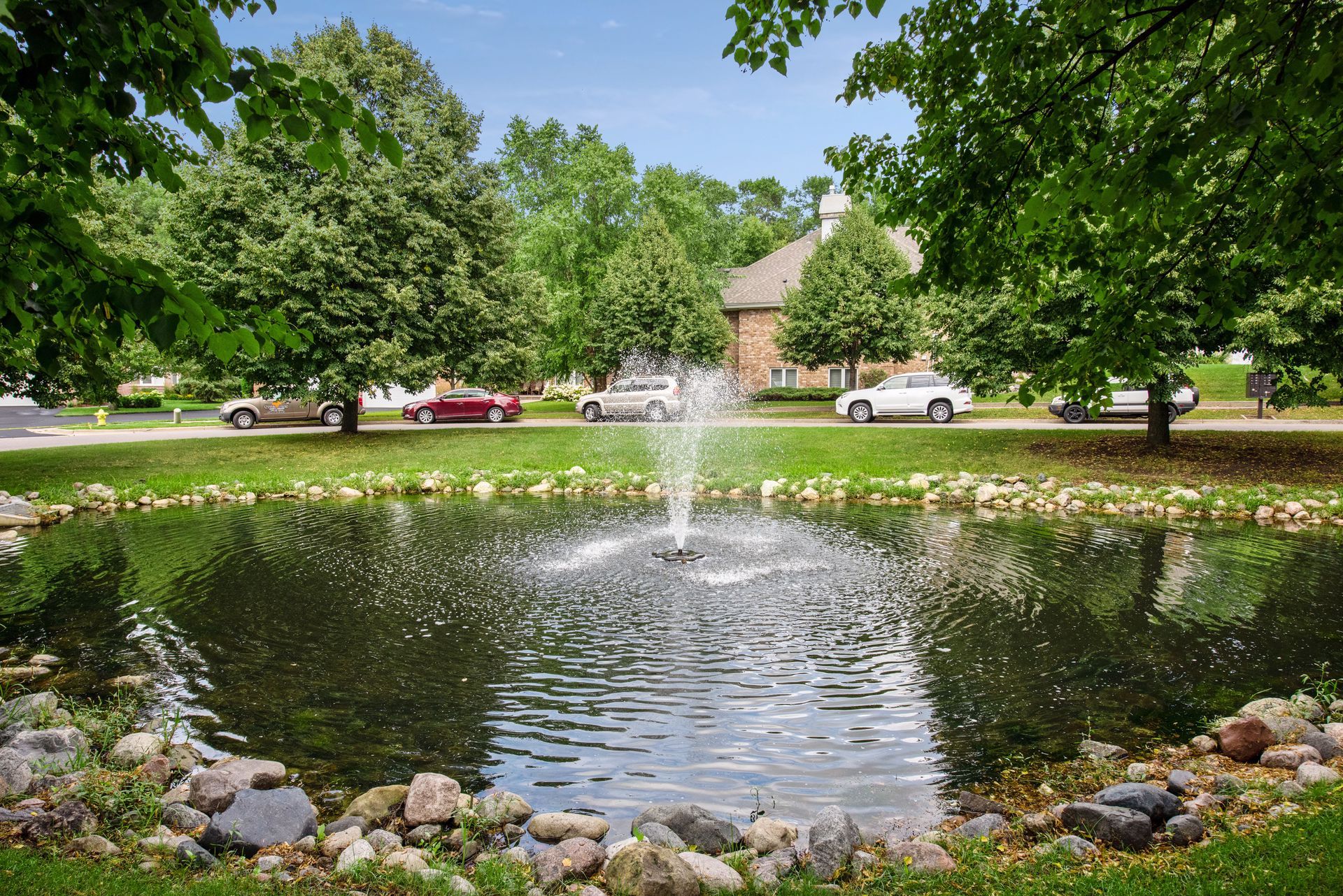  Second-Floor Wayzata Villas Condo with Beautiful Pond Views - 物件實景