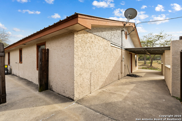 Floresville, Texas, 78114, United States, 6 Bedrooms Bedrooms, ,3 BathroomsBathrooms,Residential,For Sale,1754685