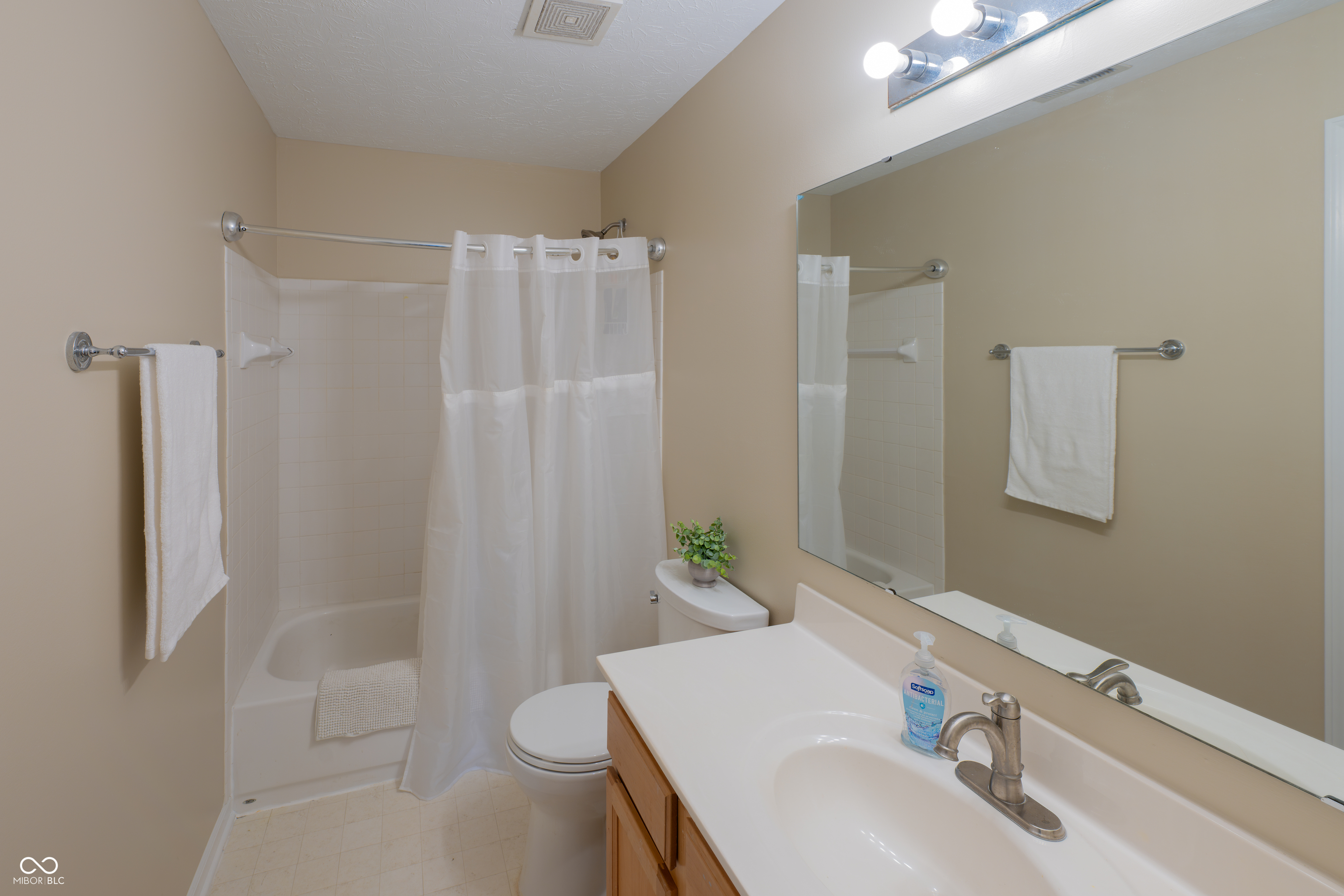 Carmel, Indiana, 46033, United States, 4 Bedrooms Bedrooms, ,4 BathroomsBathrooms,Residential,For Sale,1975371