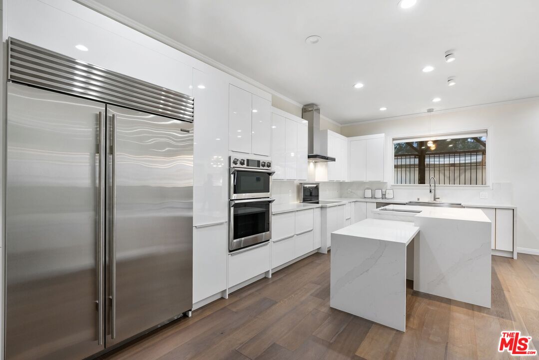 Los Angeles, California, 90006, United States, 7 Bedrooms Bedrooms, ,6 BathroomsBathrooms,Residential,For Sale,1848318
