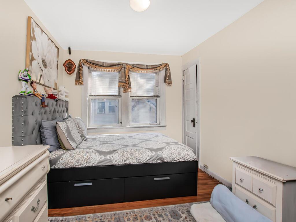 Yonkers, New York, 10710, United States, 3 Bedrooms Bedrooms, ,2 BathroomsBathrooms,Residential,For Sale,1982503