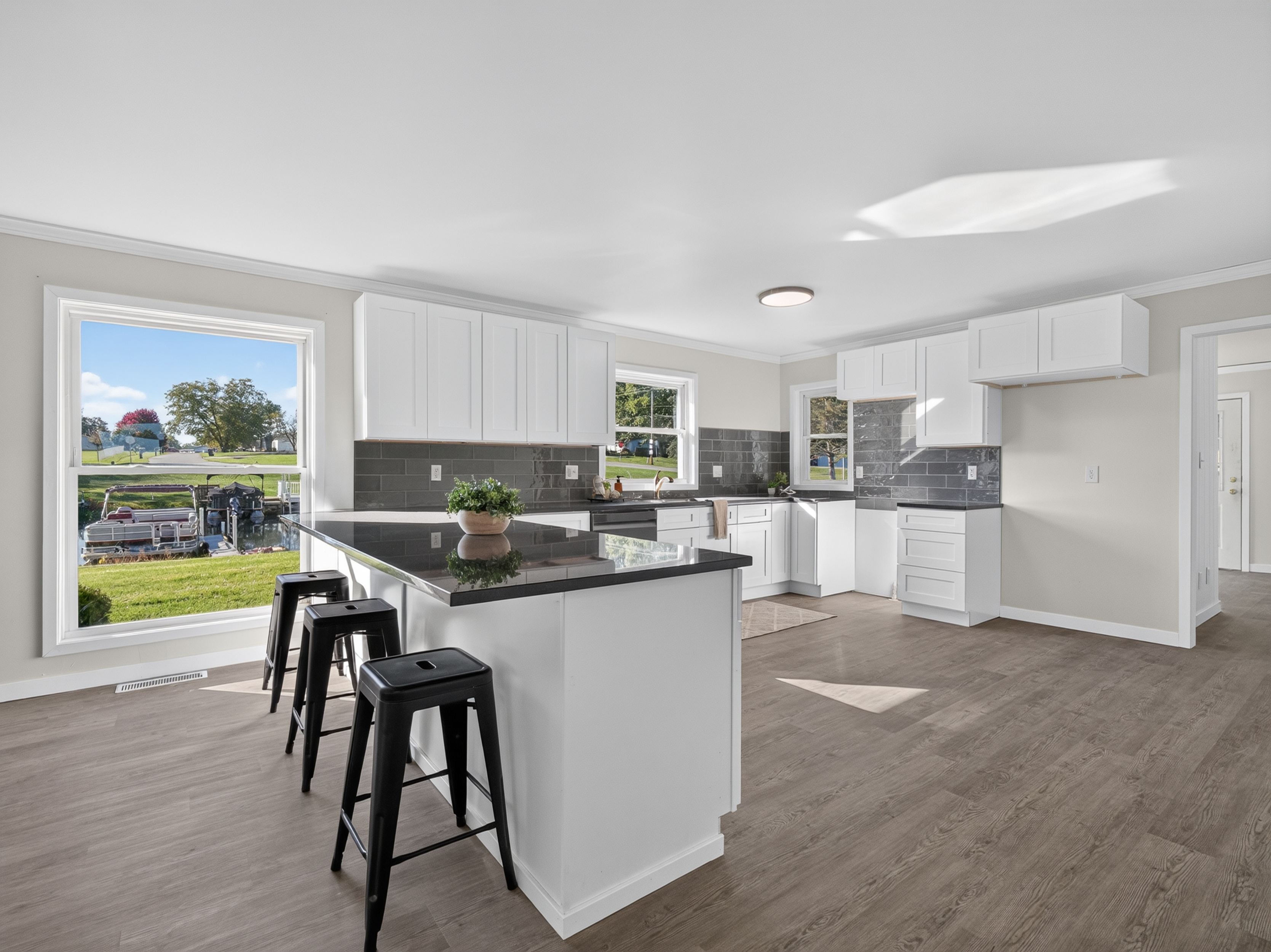  Beautifully Remodeled 4 Bedroom Home Featuring Lakefront Living - 物件實景