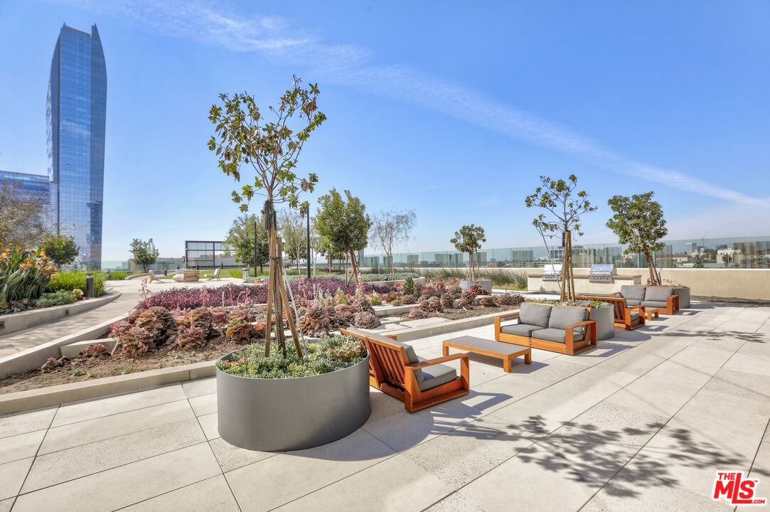 Los Angeles, California, 90017, United States, 1 Bedroom Bedrooms, ,2 BathroomsBathrooms,Residential,For Sale,1987856