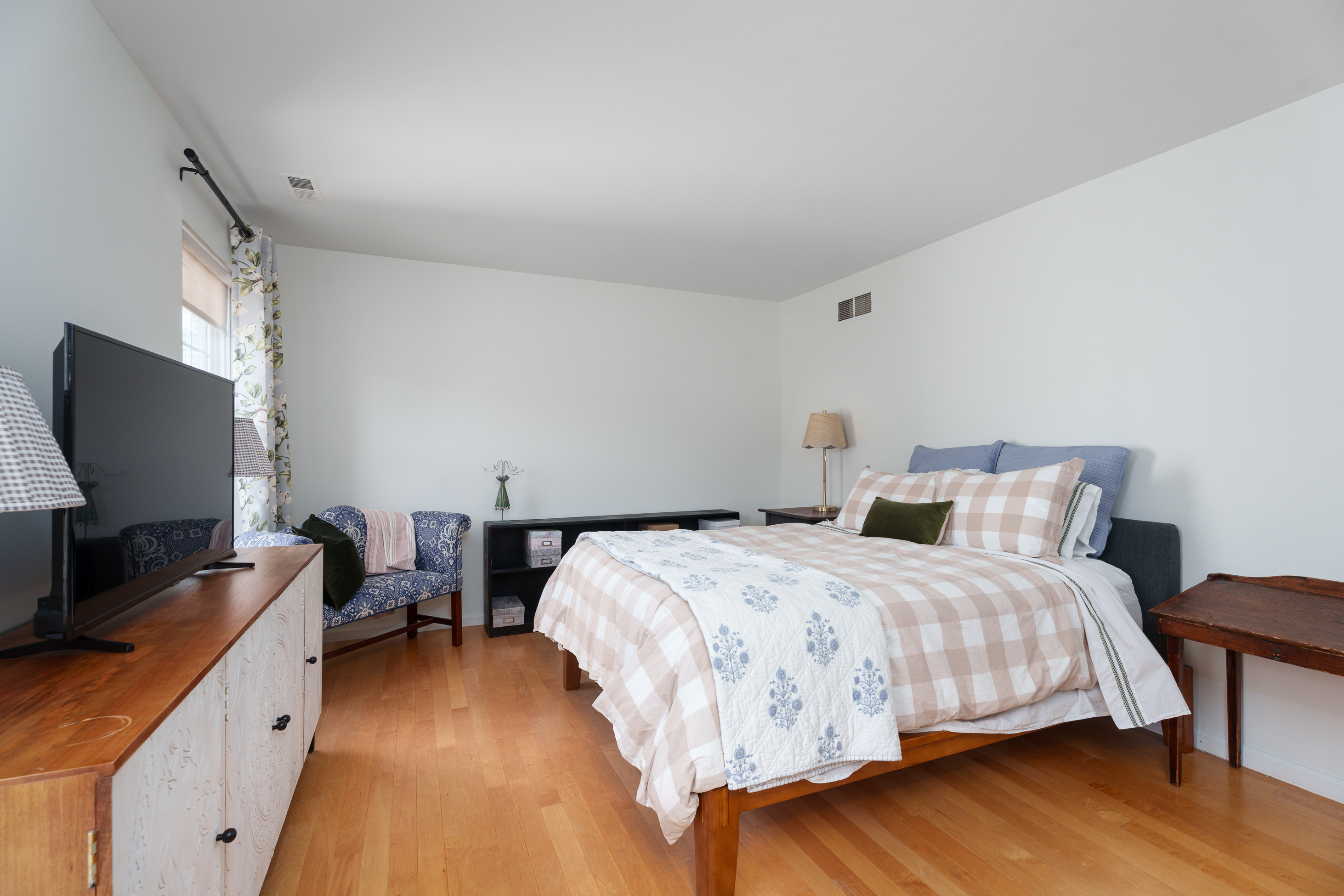  Move-In Ready Eagles Chase Condo with Private Garage and Balcony - 物件實景