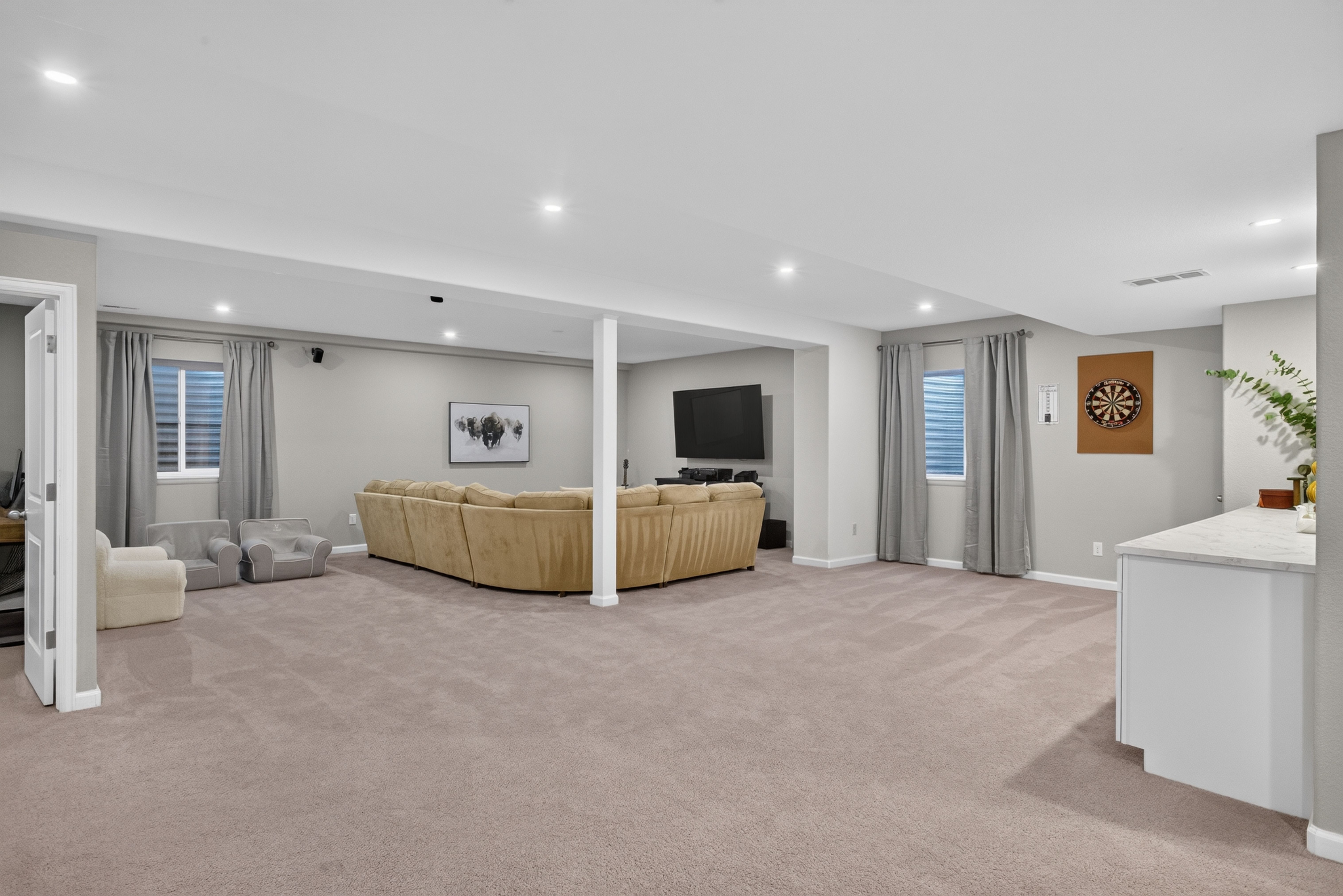  Sought-After Main Level Living - 物件實景