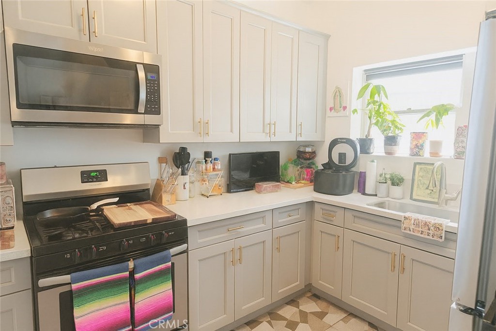 Los Angeles, California, 90019, United States, ,Residential,For Sale,1905705
