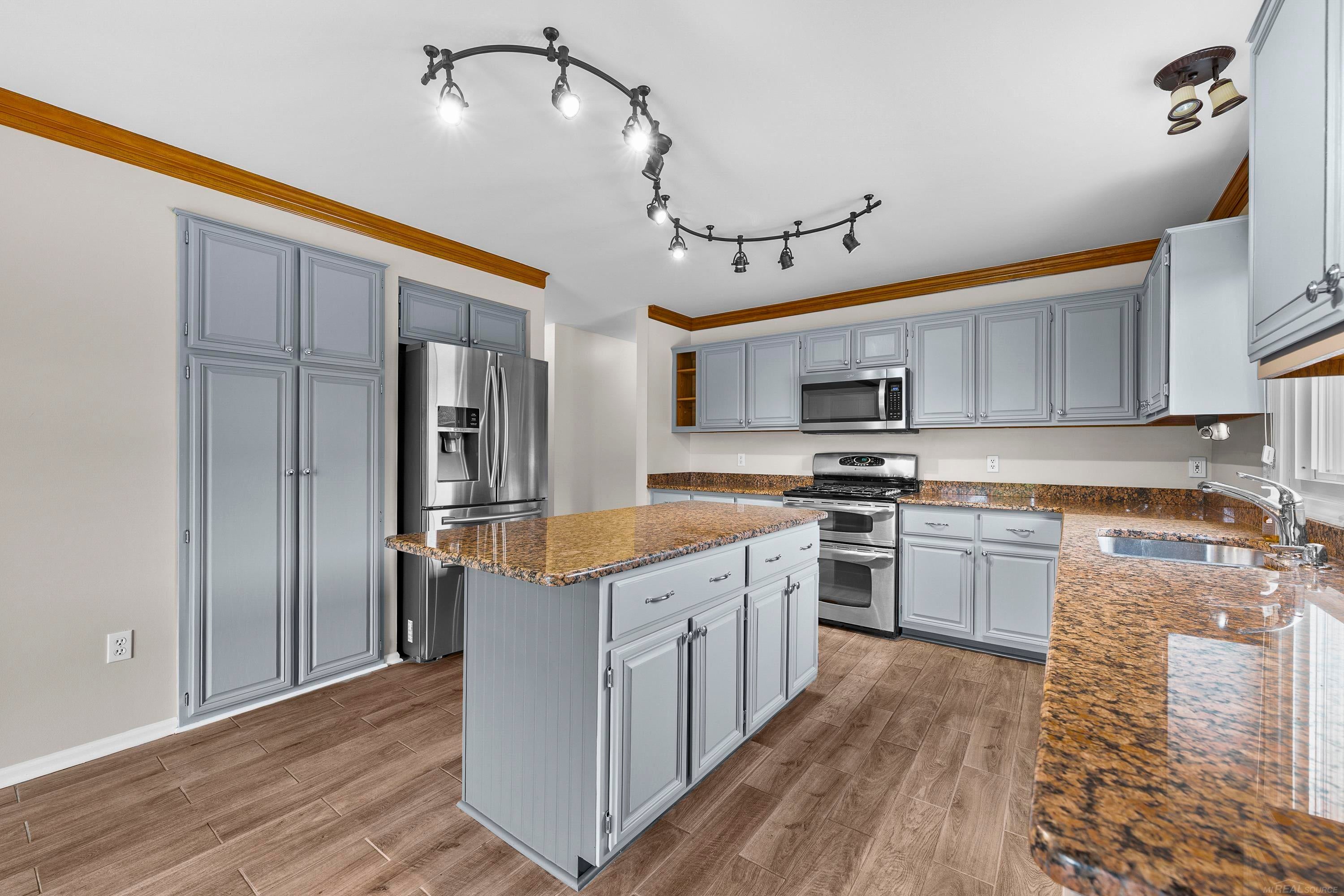 Shelby Twp, Michigan, 48315, United States, 4 Bedrooms Bedrooms, ,4 BathroomsBathrooms,Residential,For Sale,1987428