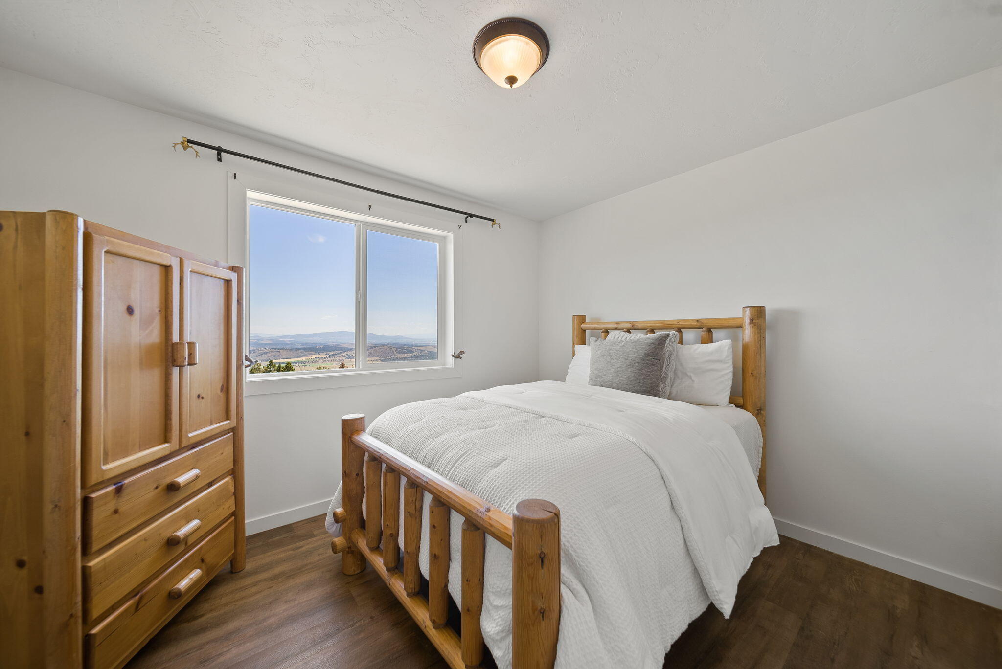 Prineville, Oregon, 97754, United States, 4 Bedrooms Bedrooms, ,3 BathroomsBathrooms,Residential,For Sale,1902068