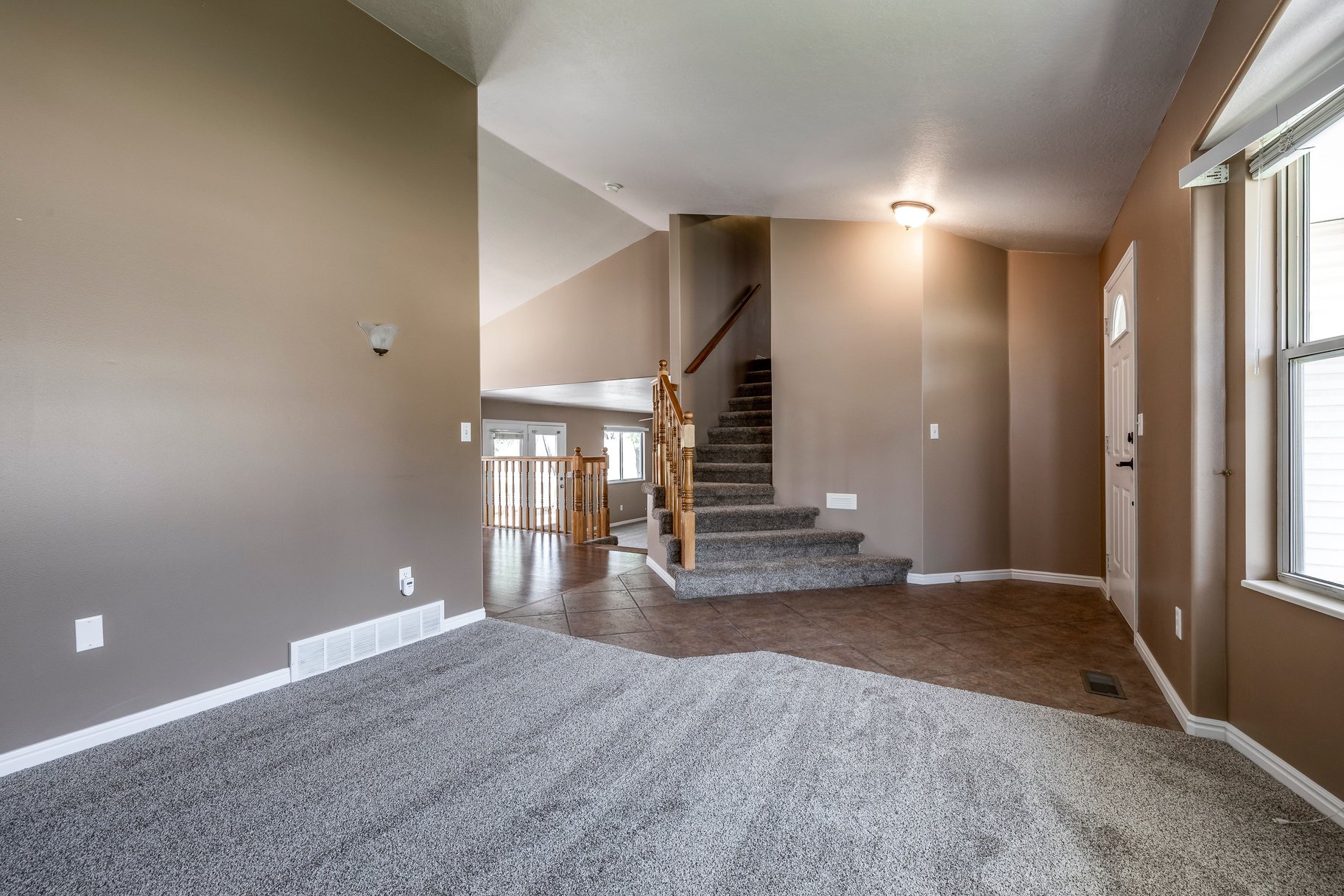  5 Bedroom, 3 Bath Home With One Of North Ogdens Best Porch Views - 物件實景