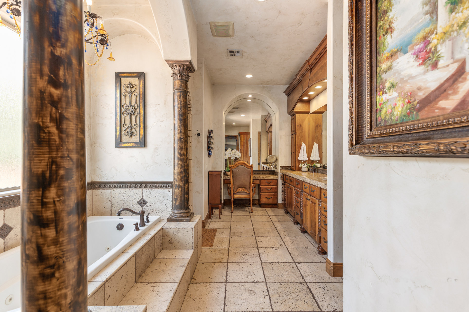 Tuscany Revival Resort-Style Living With Theater Room, Pool & 4-Car Garage - 物件實景