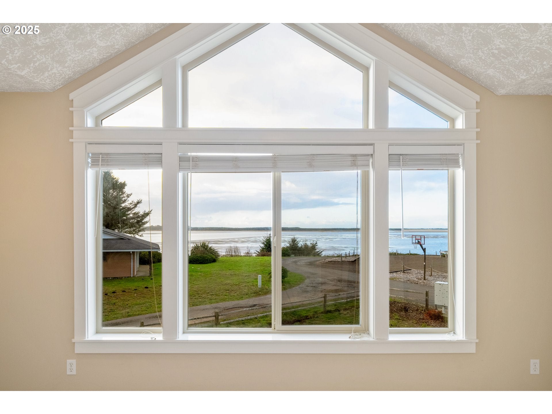 Tillamook, Oregon, 97141, United States, 3 Bedrooms Bedrooms, ,4 BathroomsBathrooms,Residential,For Sale,1998230