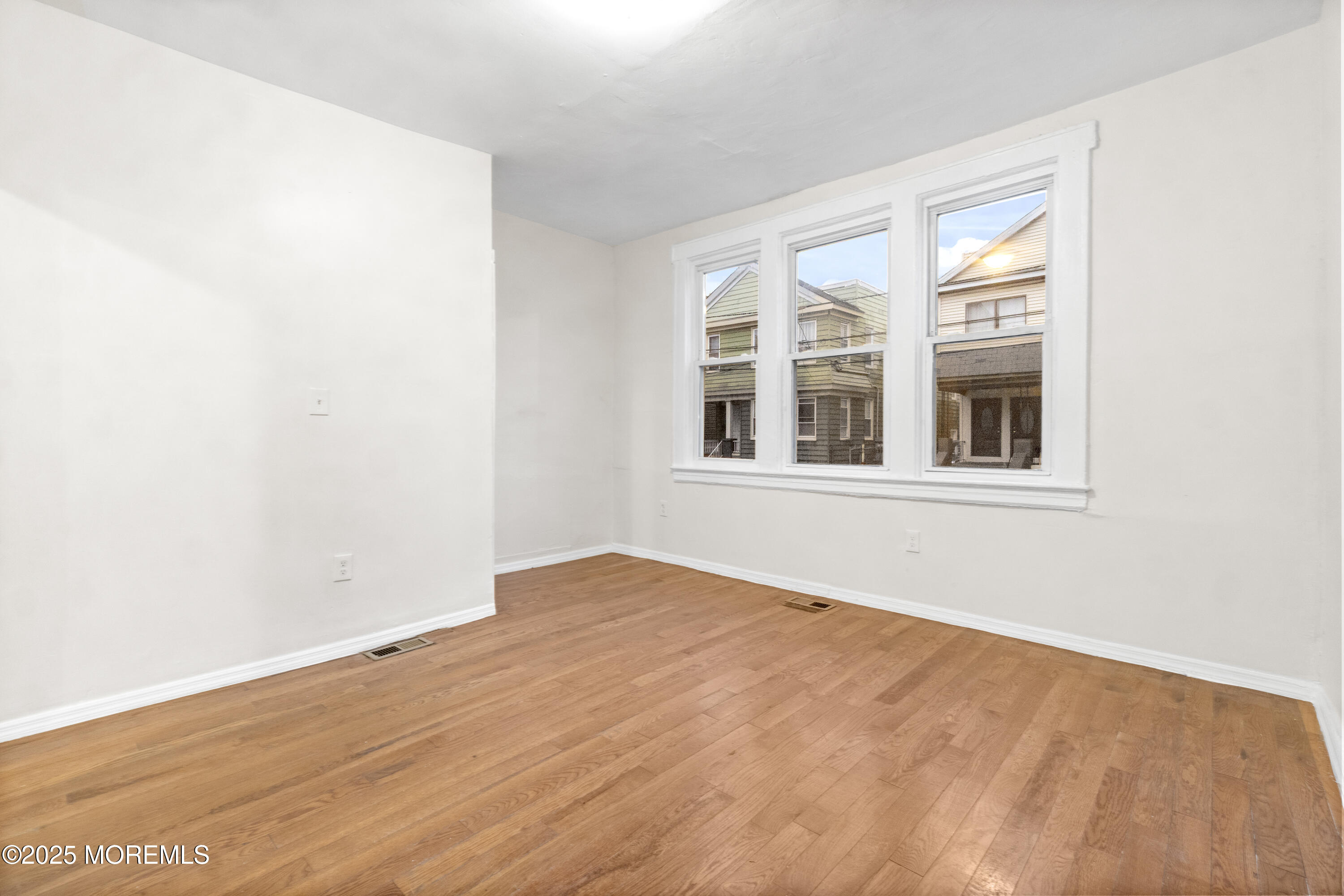 Newark, New Jersey, 07112, United States, 5 Bedrooms Bedrooms, ,2 BathroomsBathrooms,Residential,For Sale,1985719