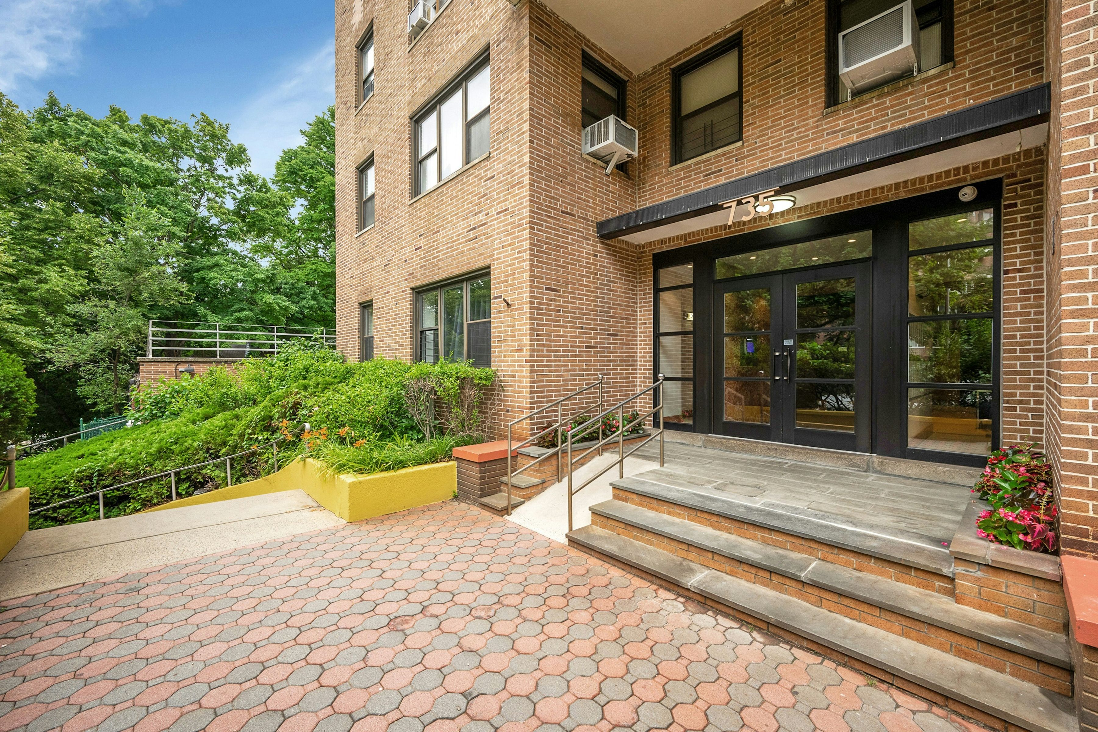  735 Kappock Street - 物件實景