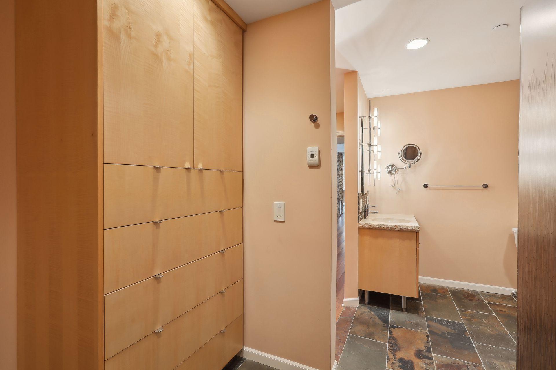 Minneapolis, Minnesota, 55403, United States, 2 Bedrooms Bedrooms, ,1 BathroomBathrooms,Residential,For Sale,1794027