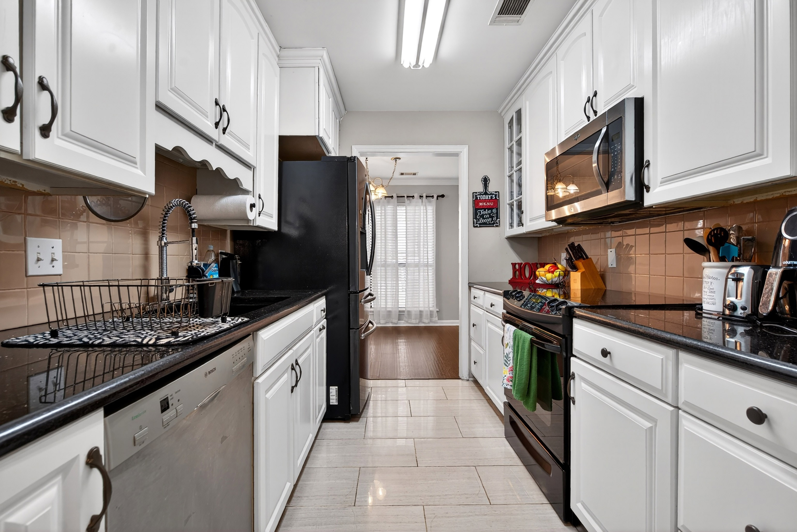  Townhouse-style Condo Offers Solid Value and Strong Upside Potential - 物件實景