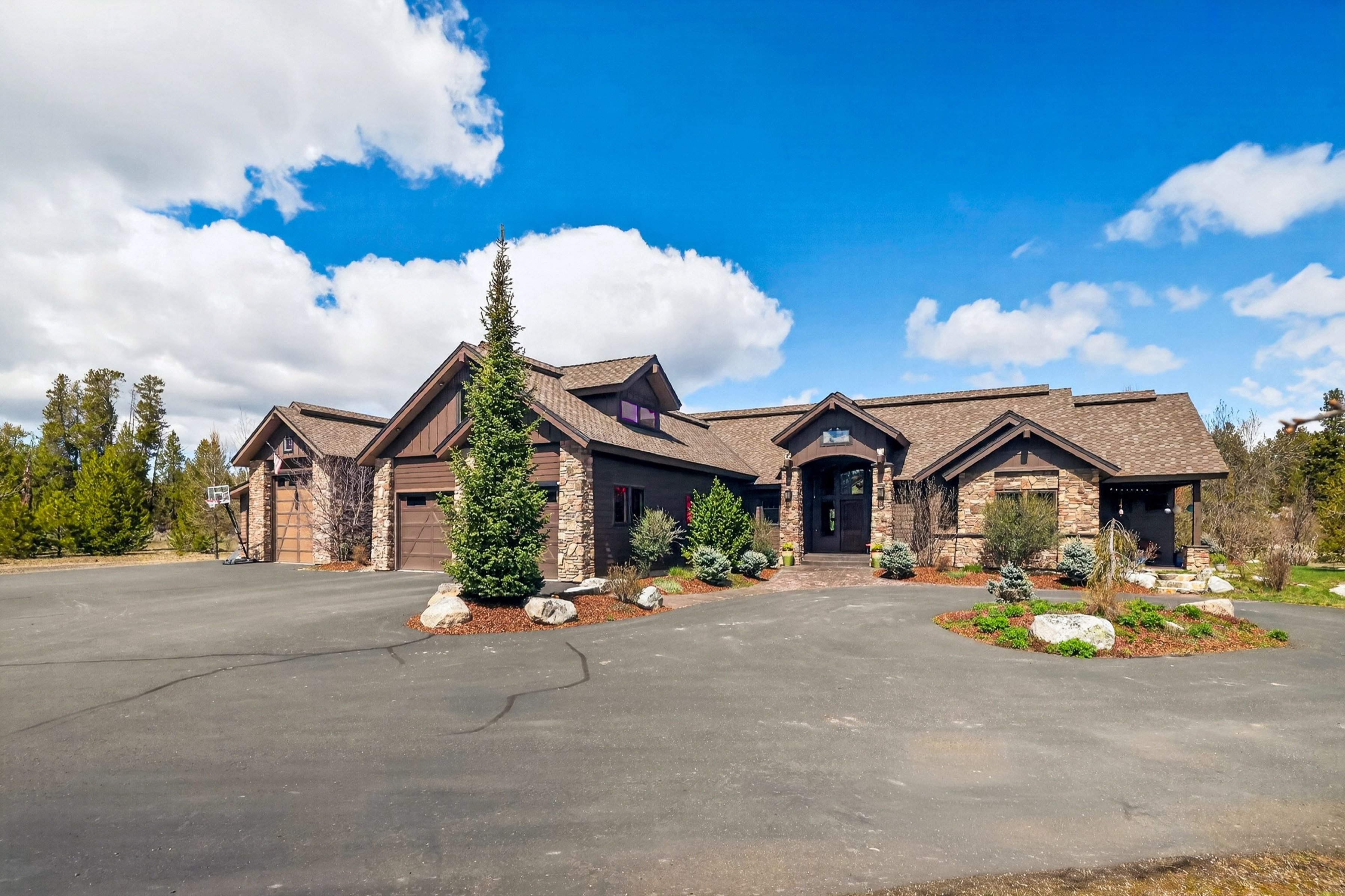  Stunning Home with Payette River Frontage on 2.66 Acres in McCall, Idaho - 物件實景