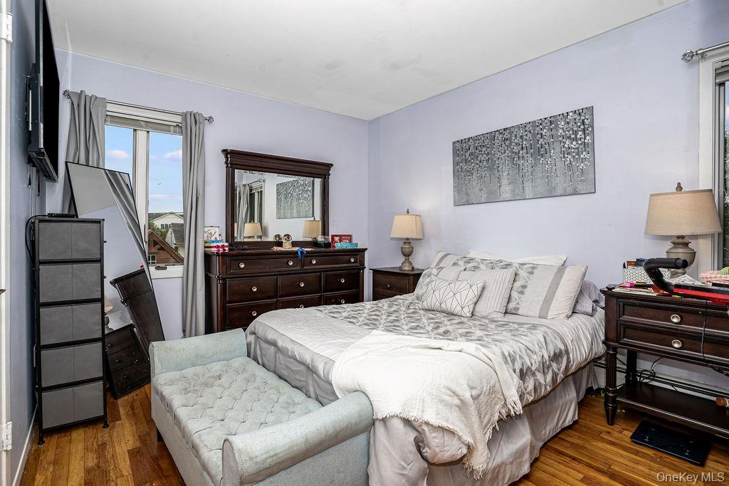 Lynbrook, New York, 11563, United States, 5 Bedrooms Bedrooms, ,3 BathroomsBathrooms,Residential,For Sale,1917433
