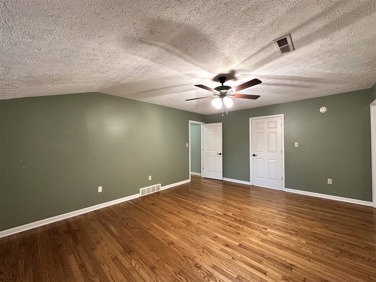 Bowling Green, Kentucky, 42103, United States, 4 Bedrooms Bedrooms, ,5 BathroomsBathrooms,Residential,For Sale,1991633