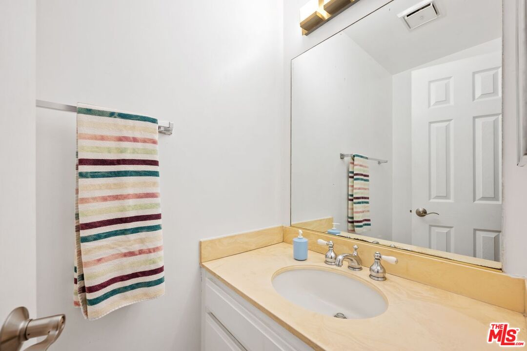 Santa Monica, California, 90404, United States, 3 Bedrooms Bedrooms, ,3 BathroomsBathrooms,Residential,For Sale,1779157