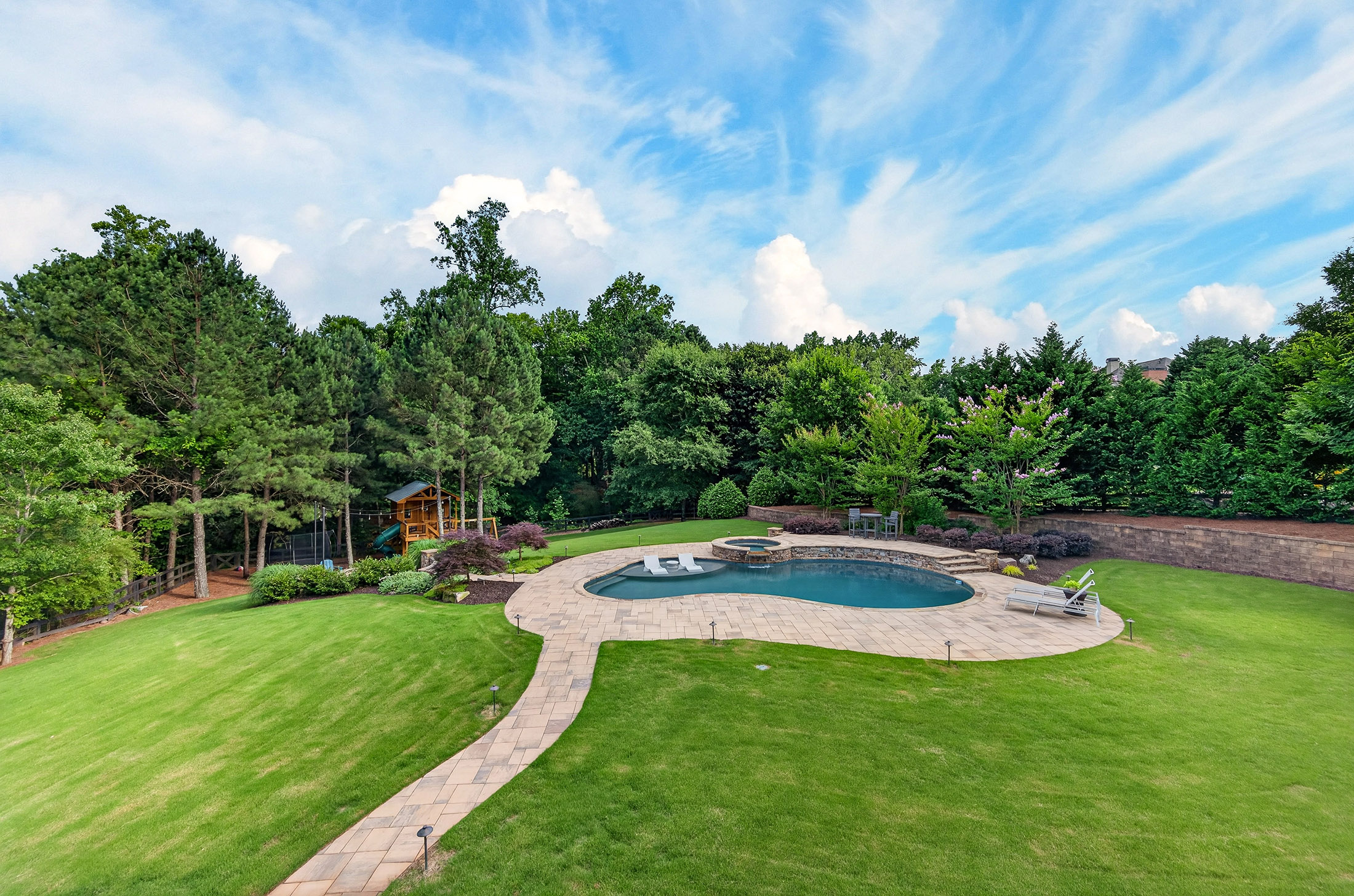  Nestled on a Quiet Cul-De-Sac Lot and Backing Directly to Birmingham Park - 物件實景