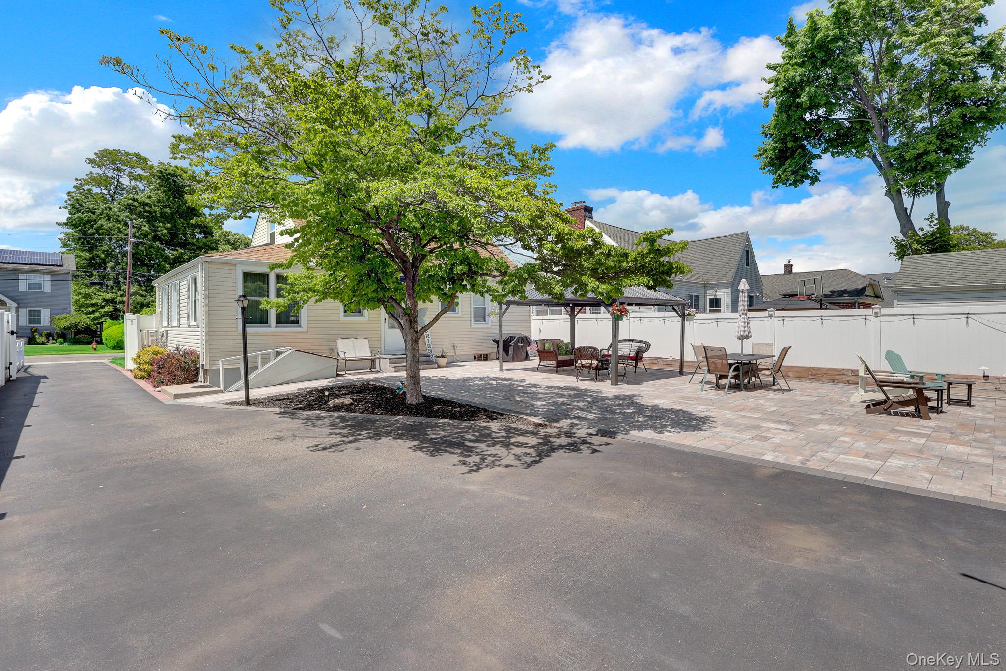  31 Locust Avenue E, Farmingdale, NY, 11735 - 物件實景