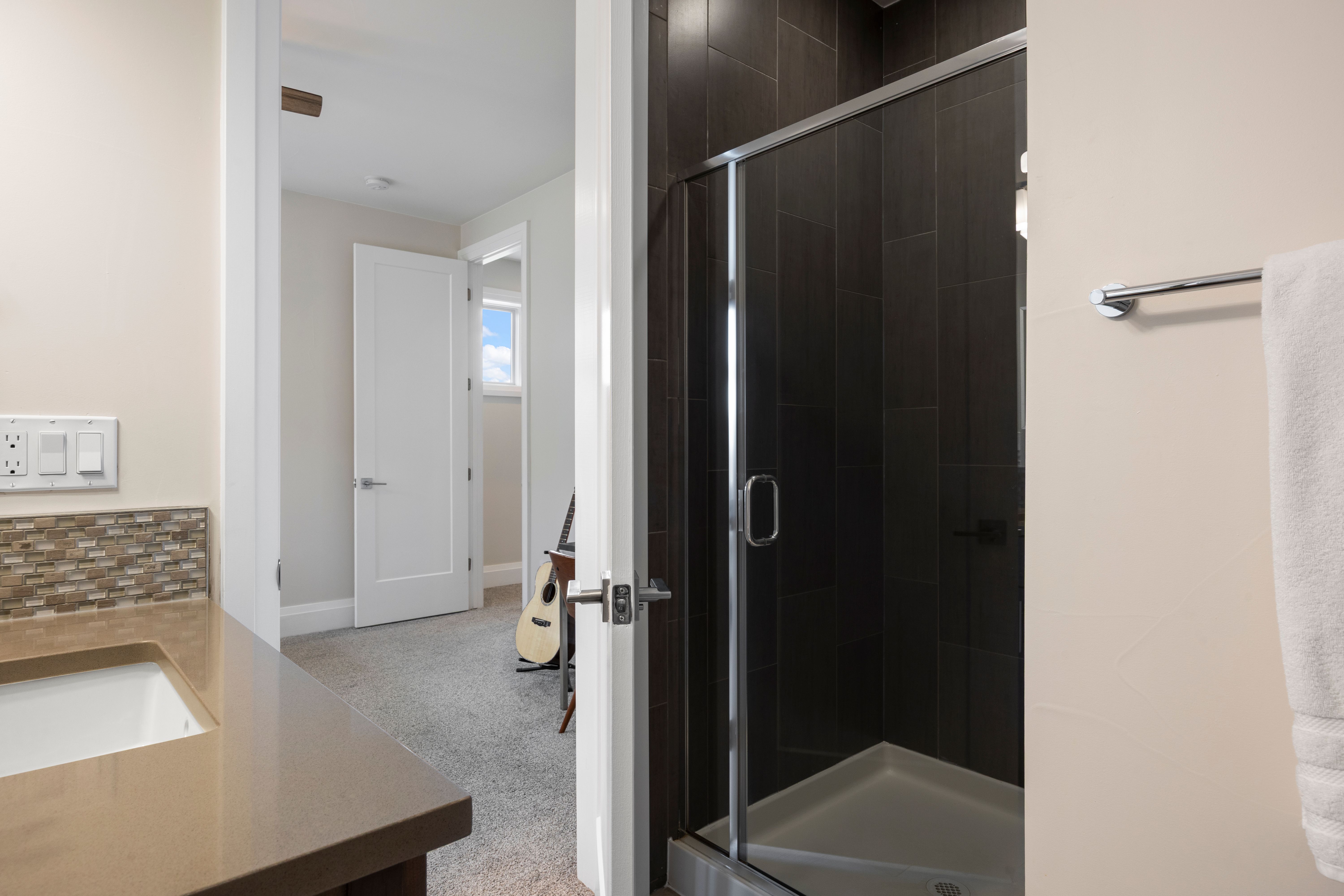  Exceptional Contemporary Move-In Ready Designed For Modern Living - 物件實景
