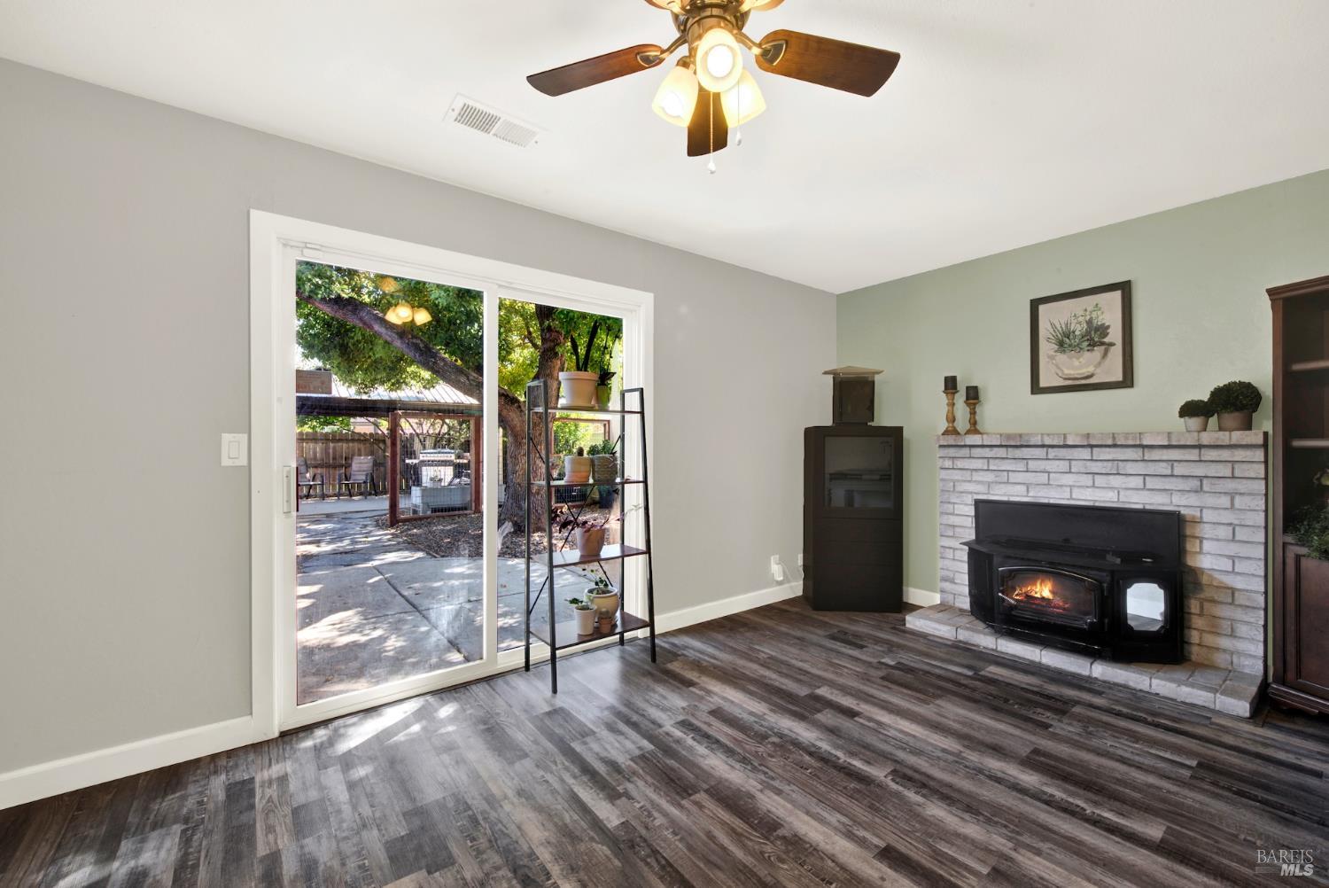 Vacaville, California, 95687, United States, 3 Bedrooms Bedrooms, ,2 BathroomsBathrooms,Residential,For Sale,1940371