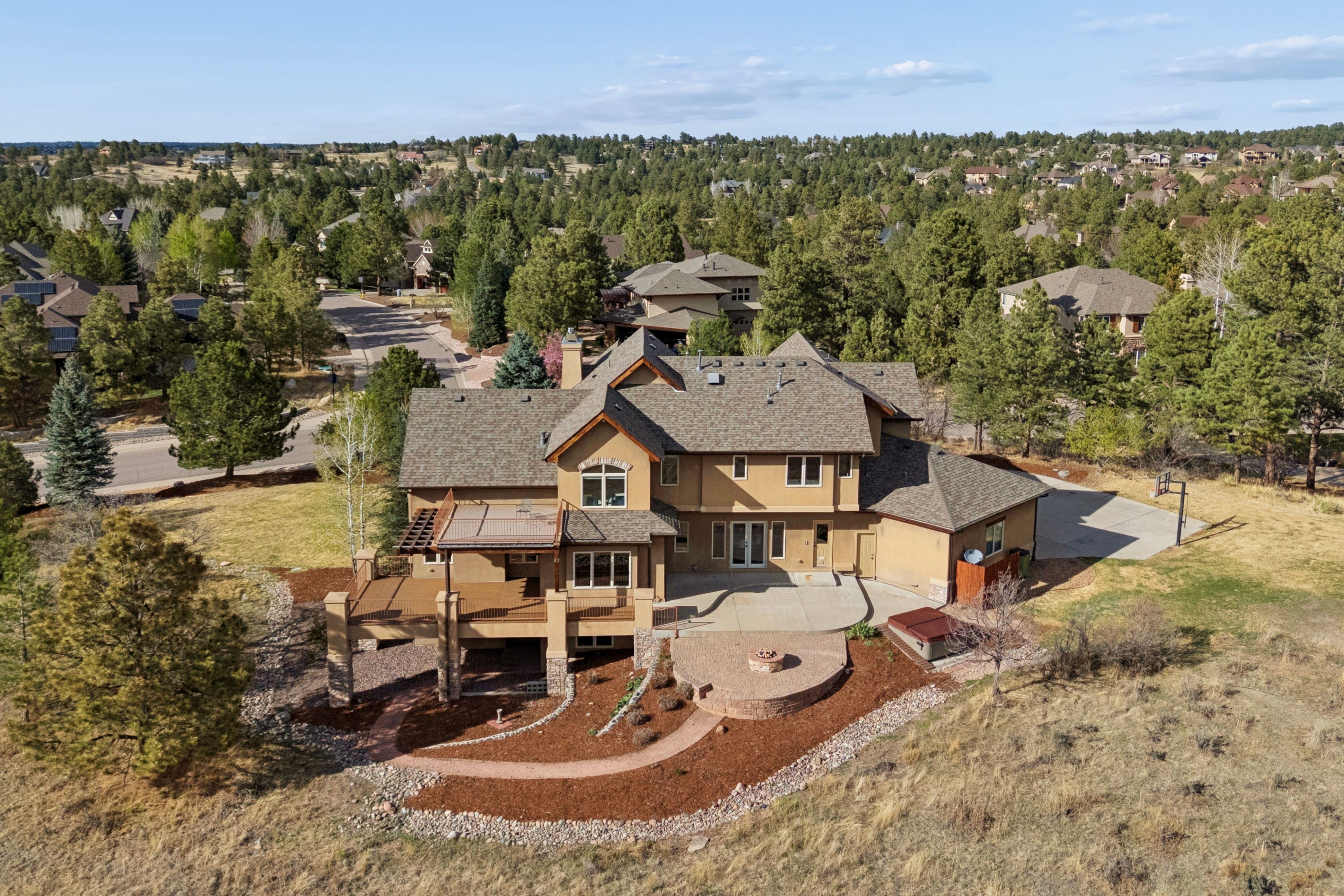  Set high on a hill in The Timbers and backing to open space - 物件實景