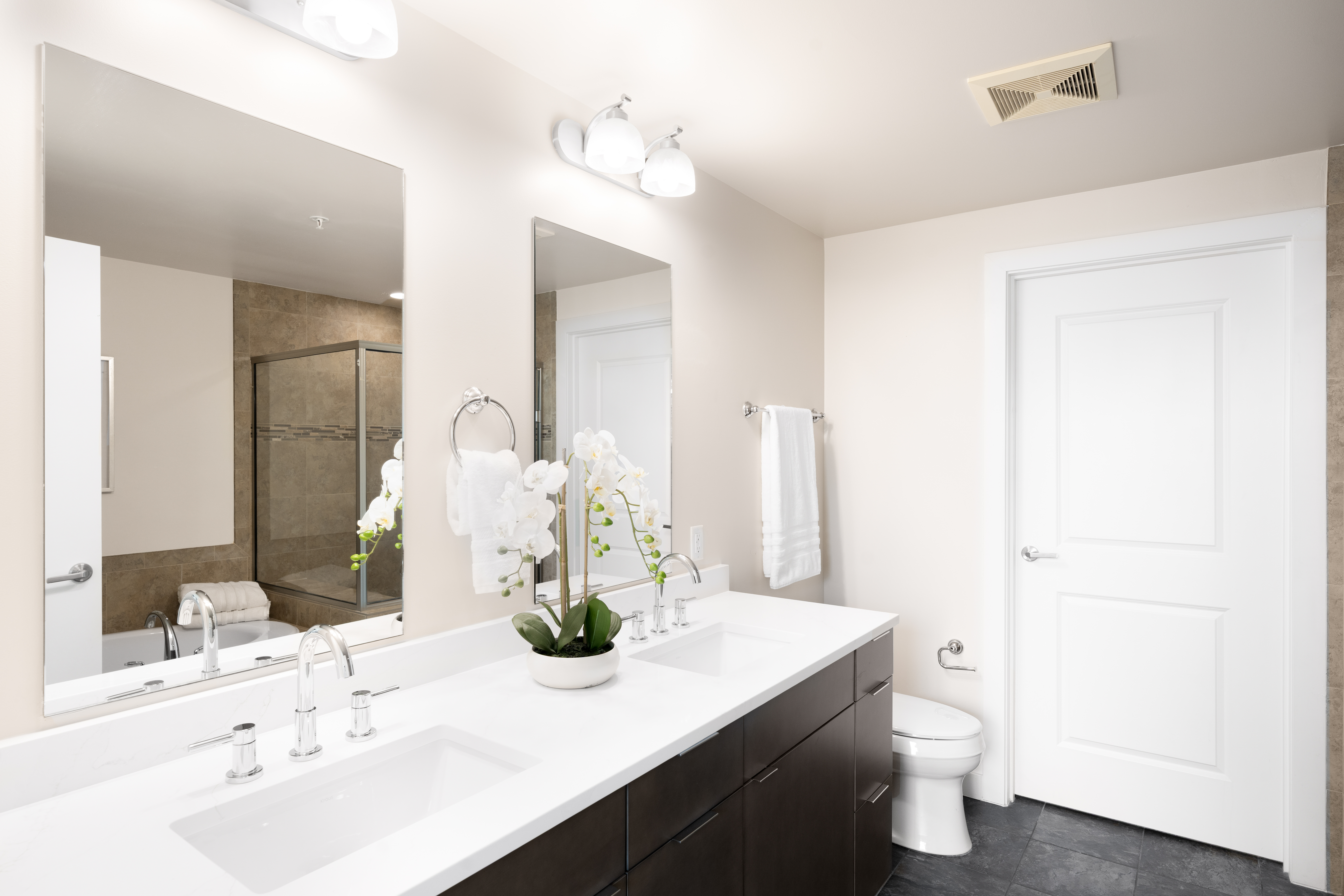  Arguably One of the Finest Condominium Opportunities Under $900,000 in Downtown - 物件實景