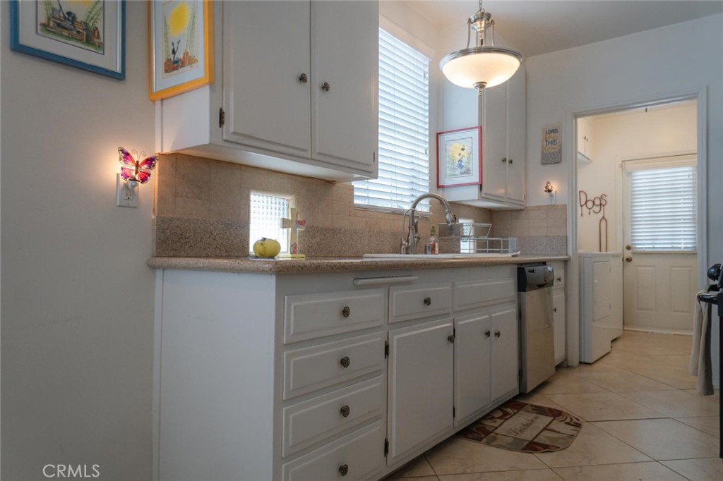 Los Angeles, California, 90008, United States, 3 Bedrooms Bedrooms, ,3 BathroomsBathrooms,Residential,For Sale,1984271