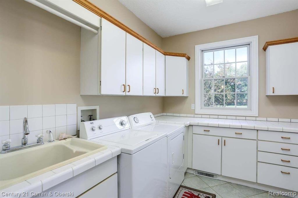 Jackson, Michigan, 49201, United States, 4 Bedrooms Bedrooms, ,3 BathroomsBathrooms,Residential,For Sale,1980498